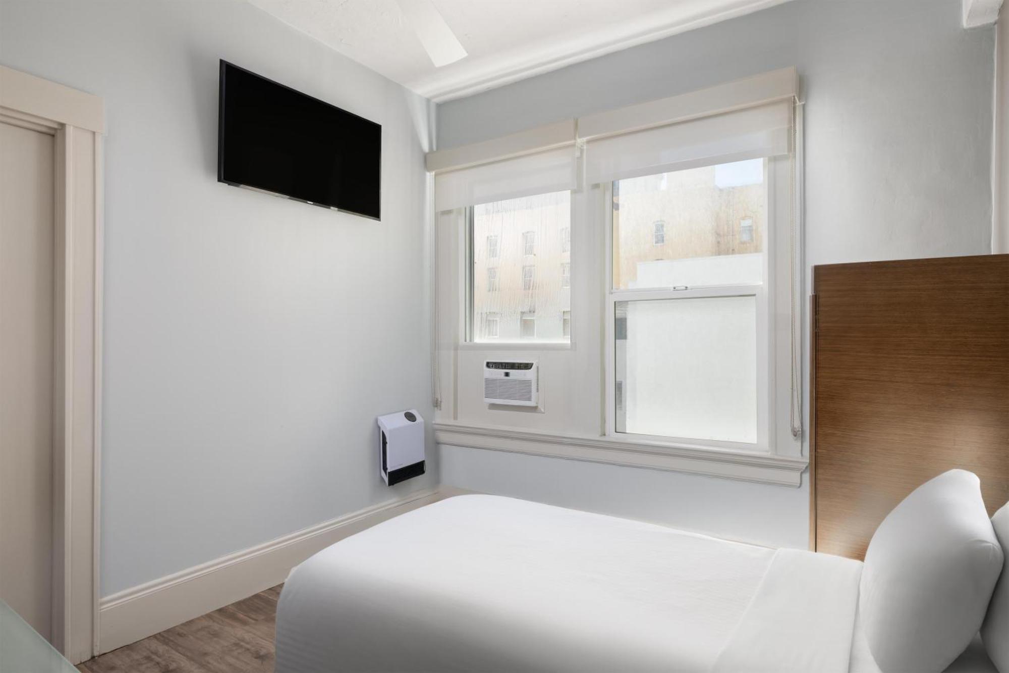 Single Room Roll Shower Work Desk Mobility Access or Non-Smoking,1742621940:JPEG