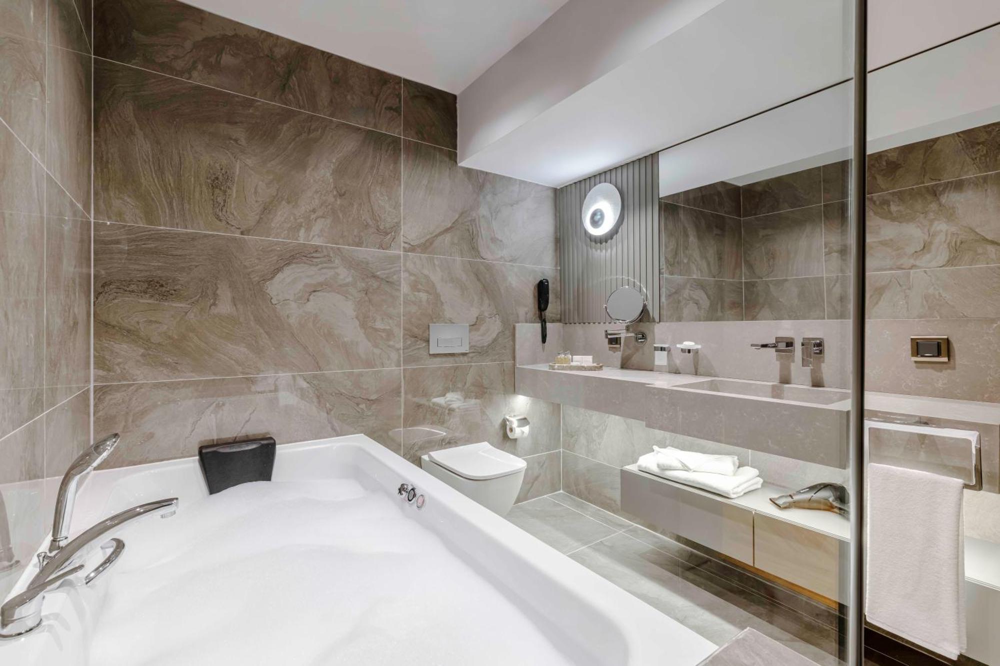 Executive Suite,1742629730:JPEG