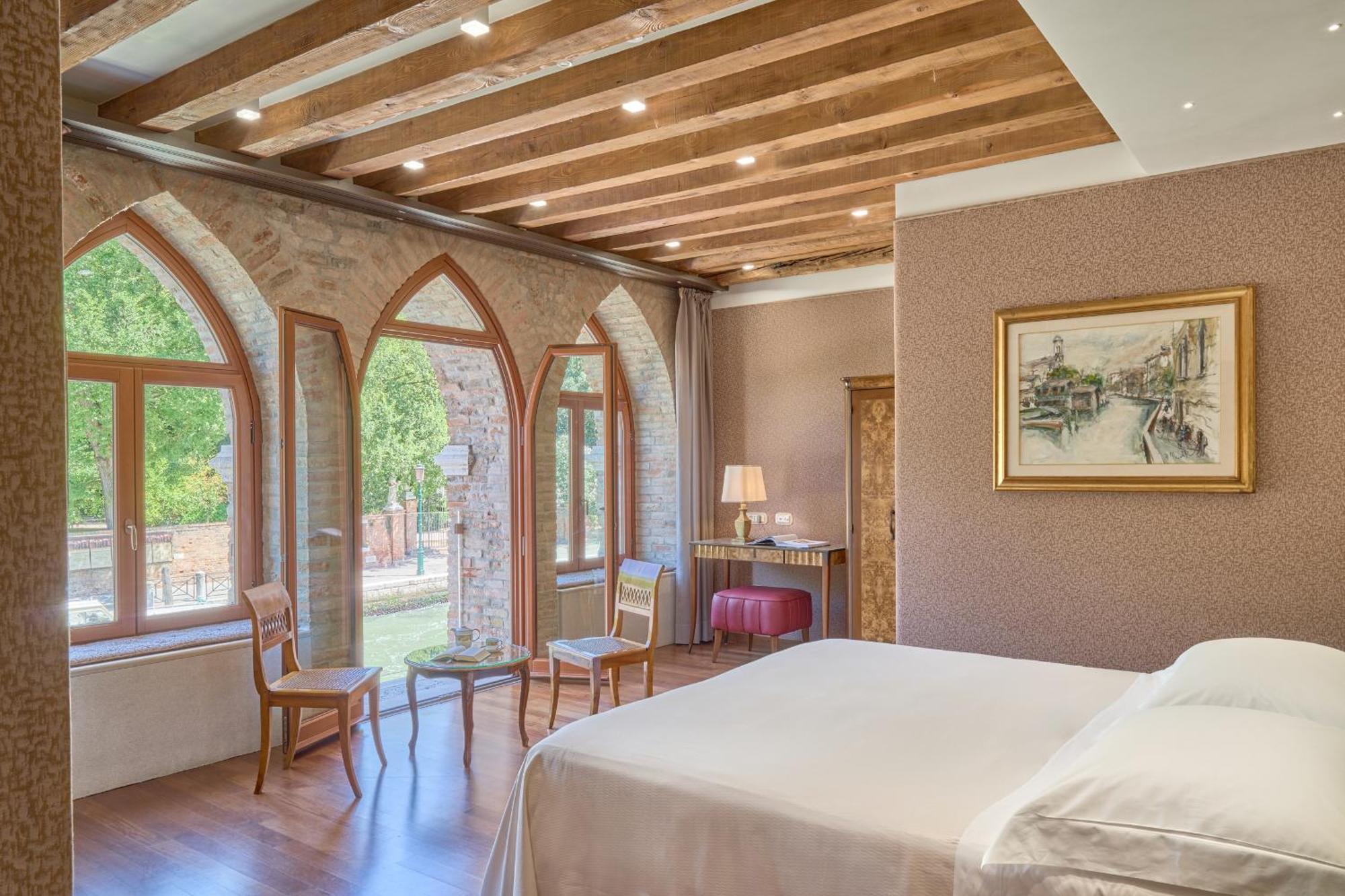Deluxe Double or Twin Room Canal View