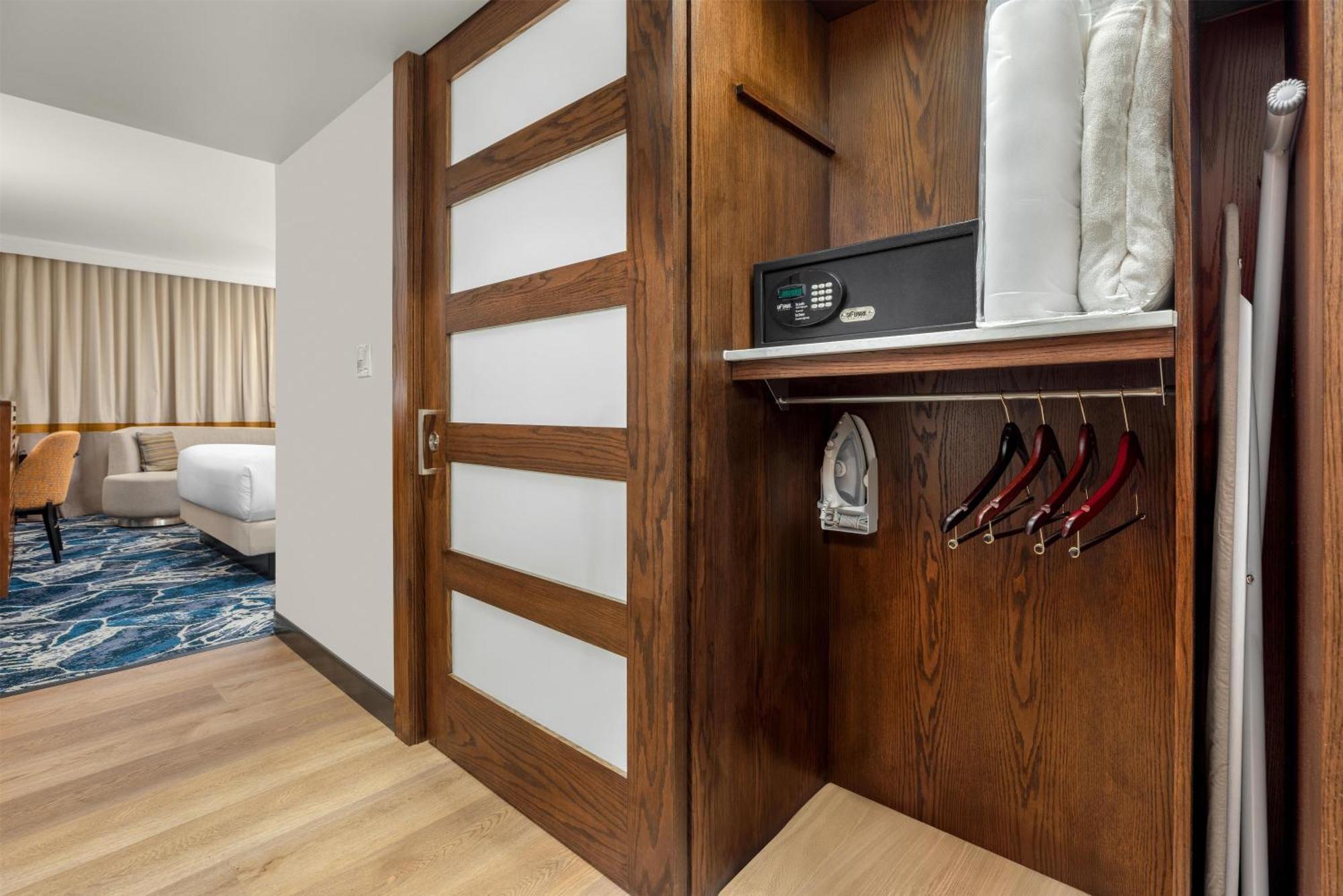 King Room Bath Tub Mobility Access