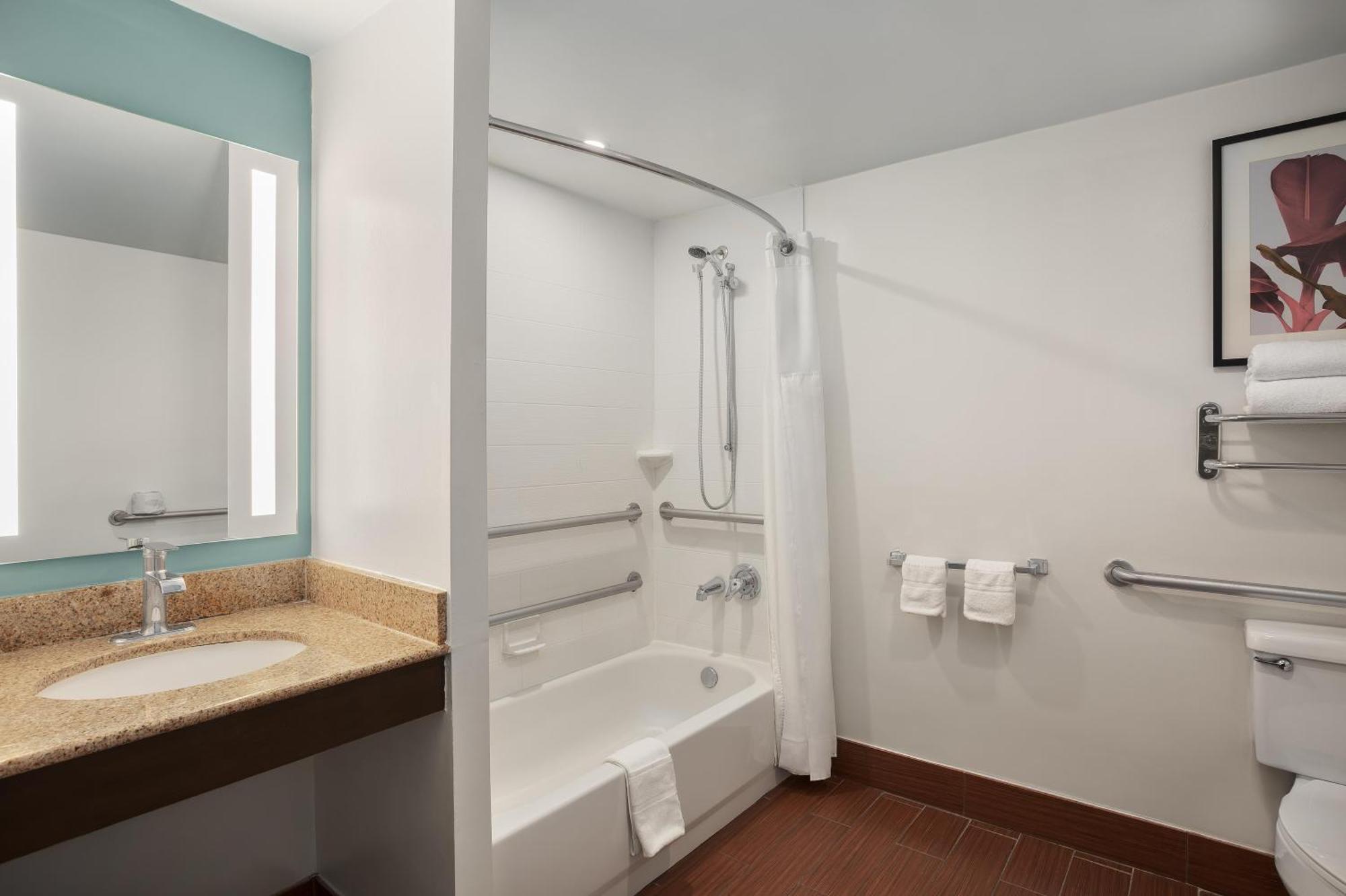 King Room Accessible Tub Mobility Access,1742649071:JPEG