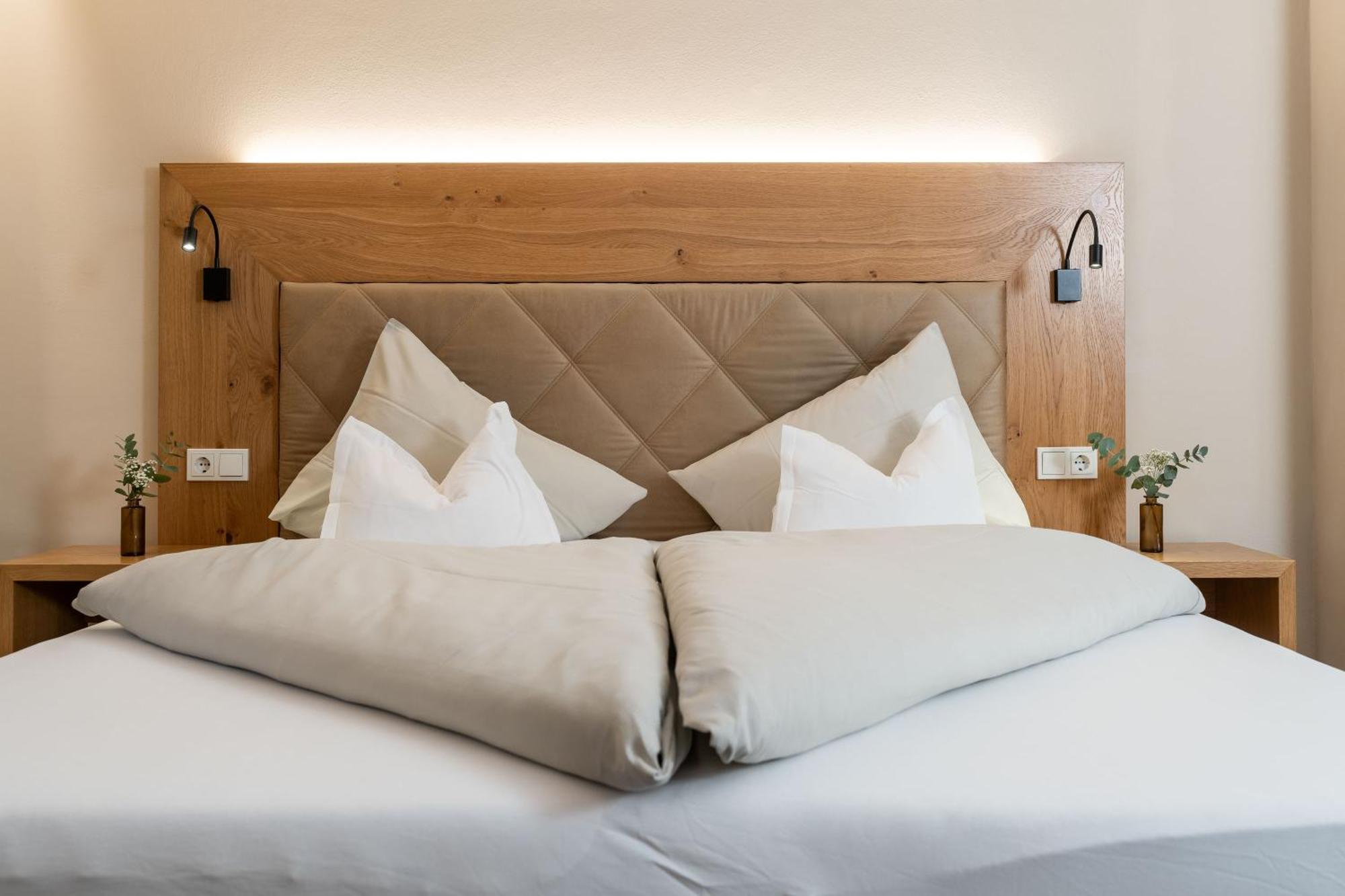 Deluxe Double Room,1742649852:JPEG