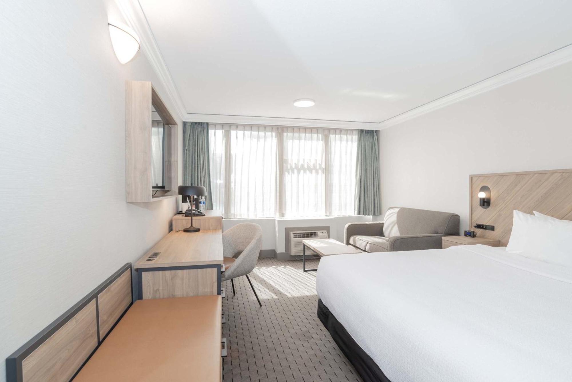 Standard Room 1 King Bed Sofa Bed South Tower