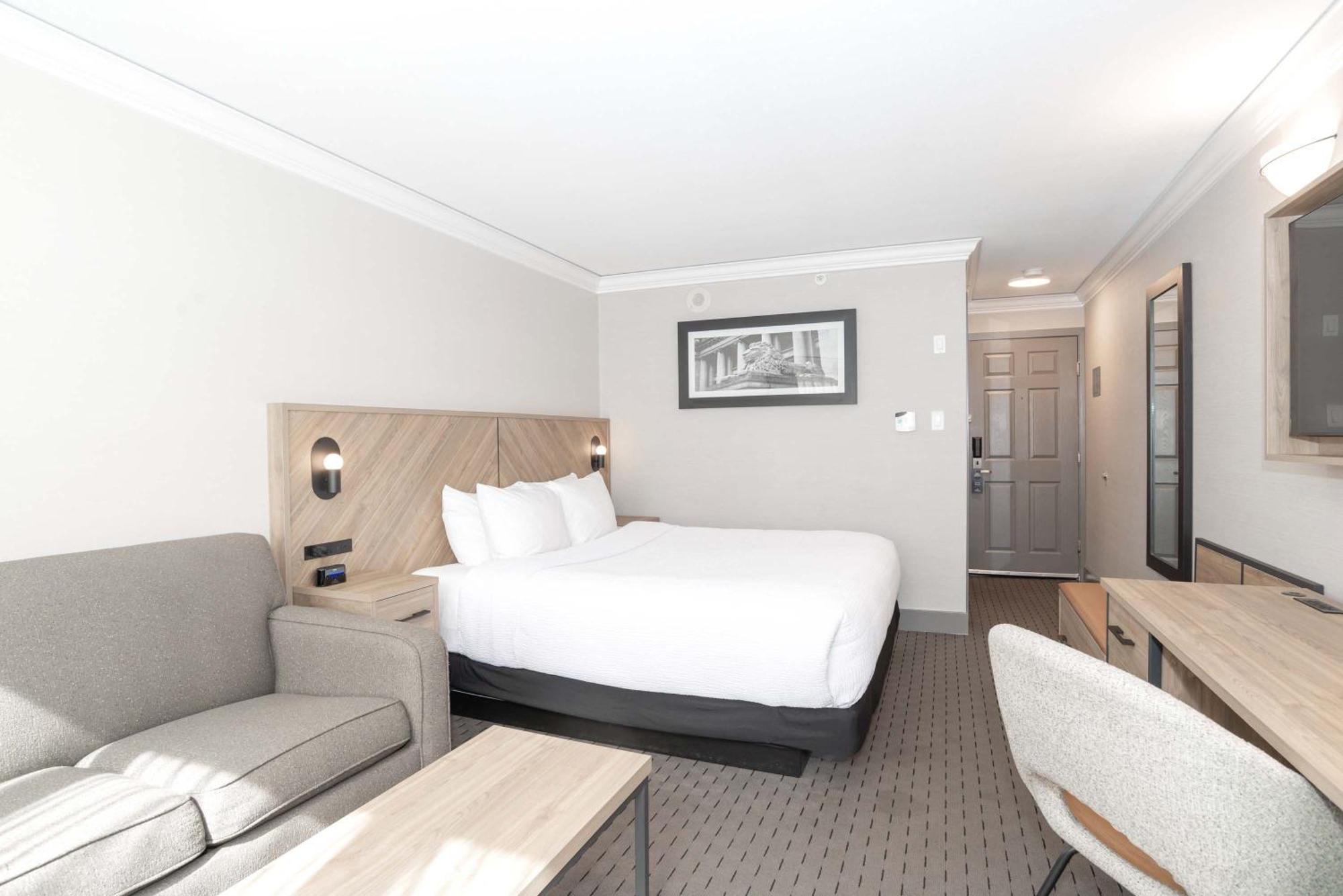 Standard Room 1 King Bed Sofa Bed South Tower