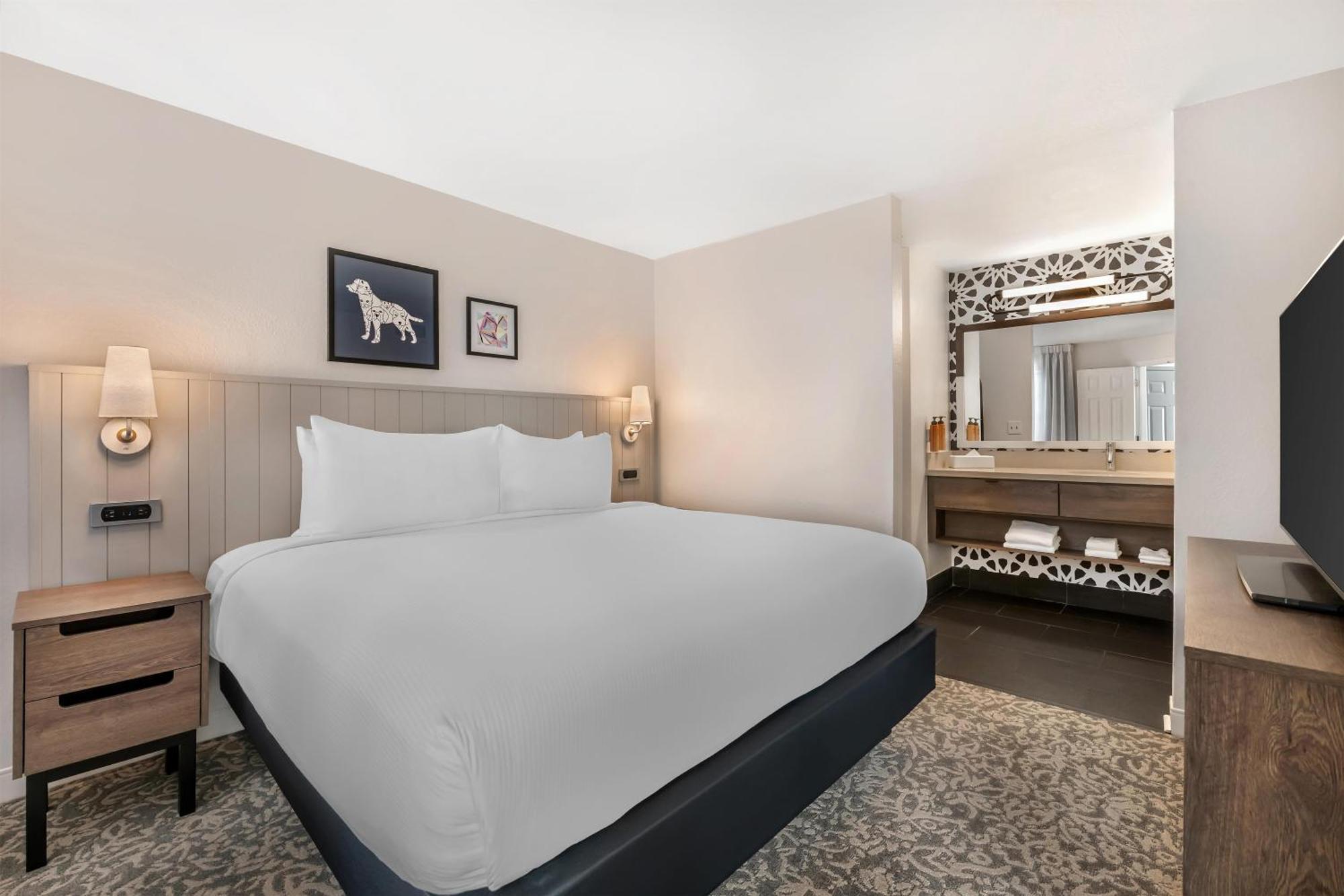 Two-Bedroom Suite Queen Two Doubles Bathtub Mobility Accessible,1742650940:JPEG