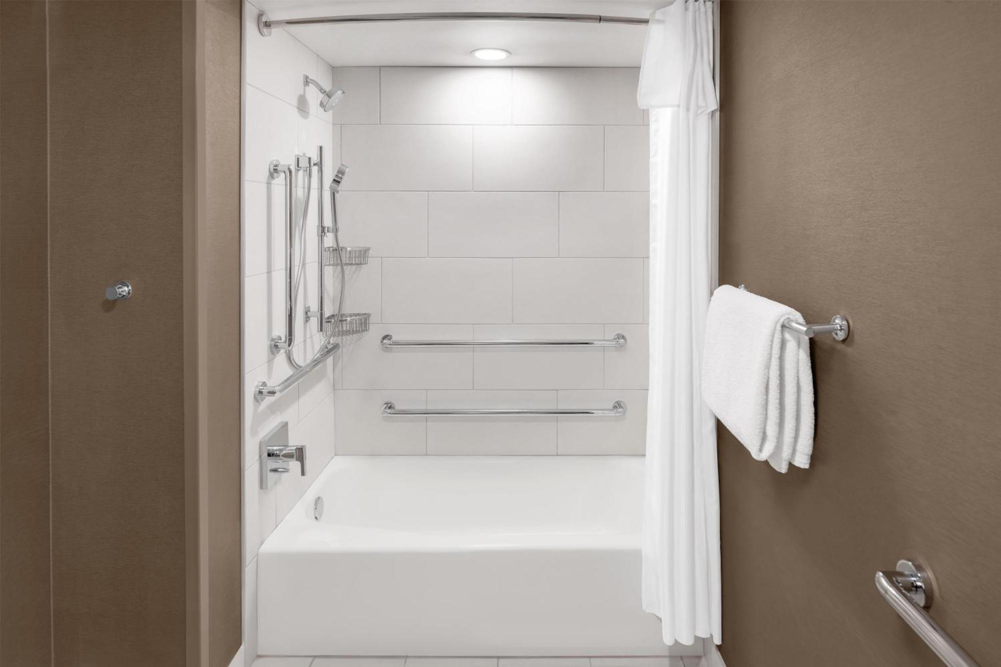 King Room Accessible Tub Mobility Hearing Access or Non-Smoking,1742654787:JPEG