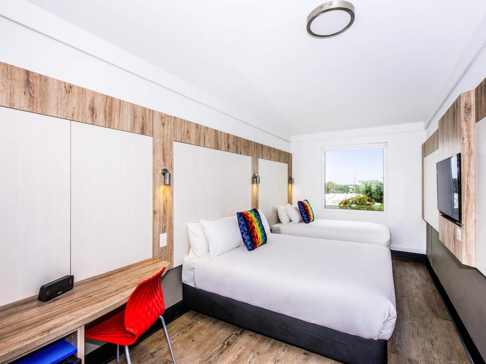 Classic Room 1 Queen Bed