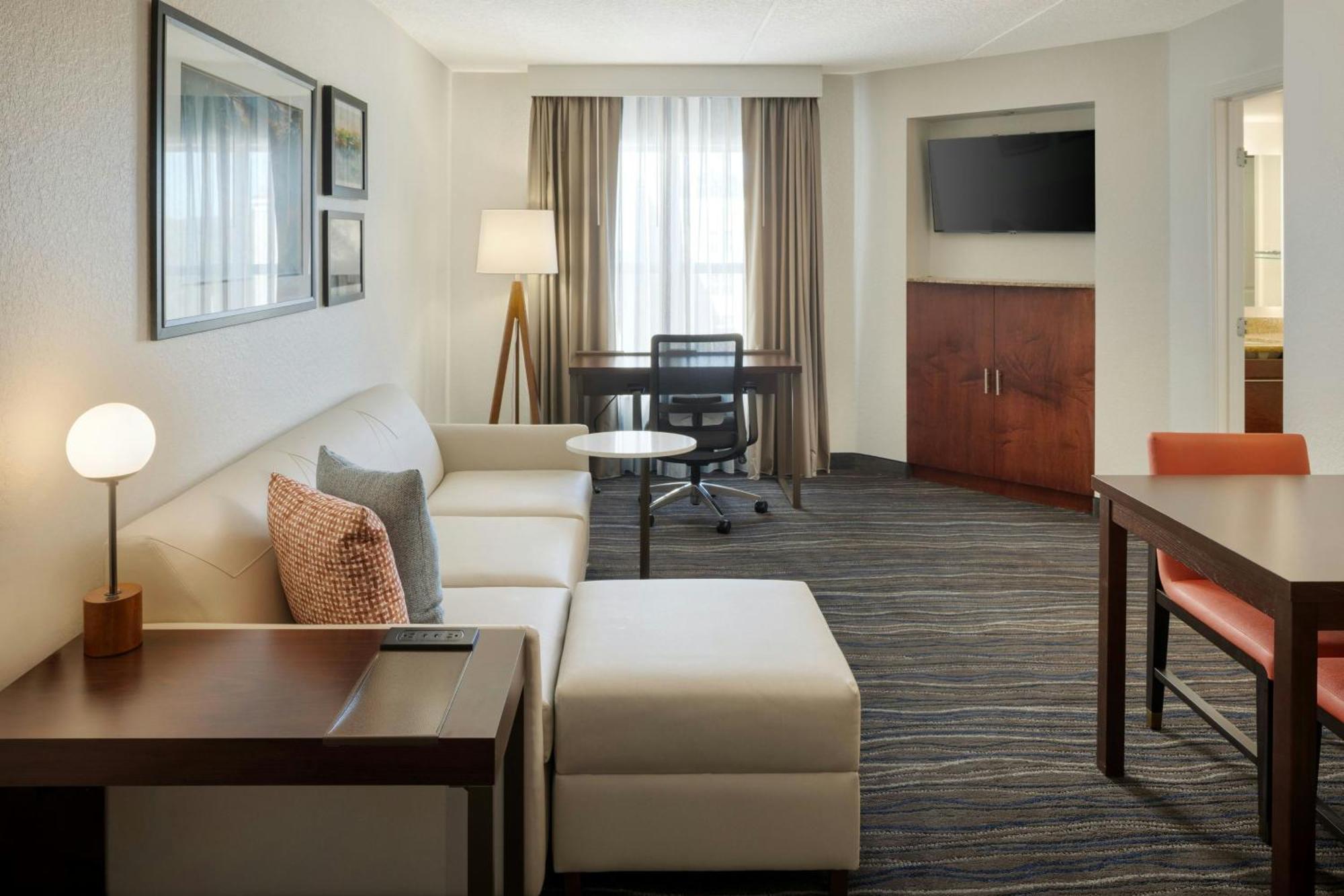 Executive Suite,1742665243:JPEG