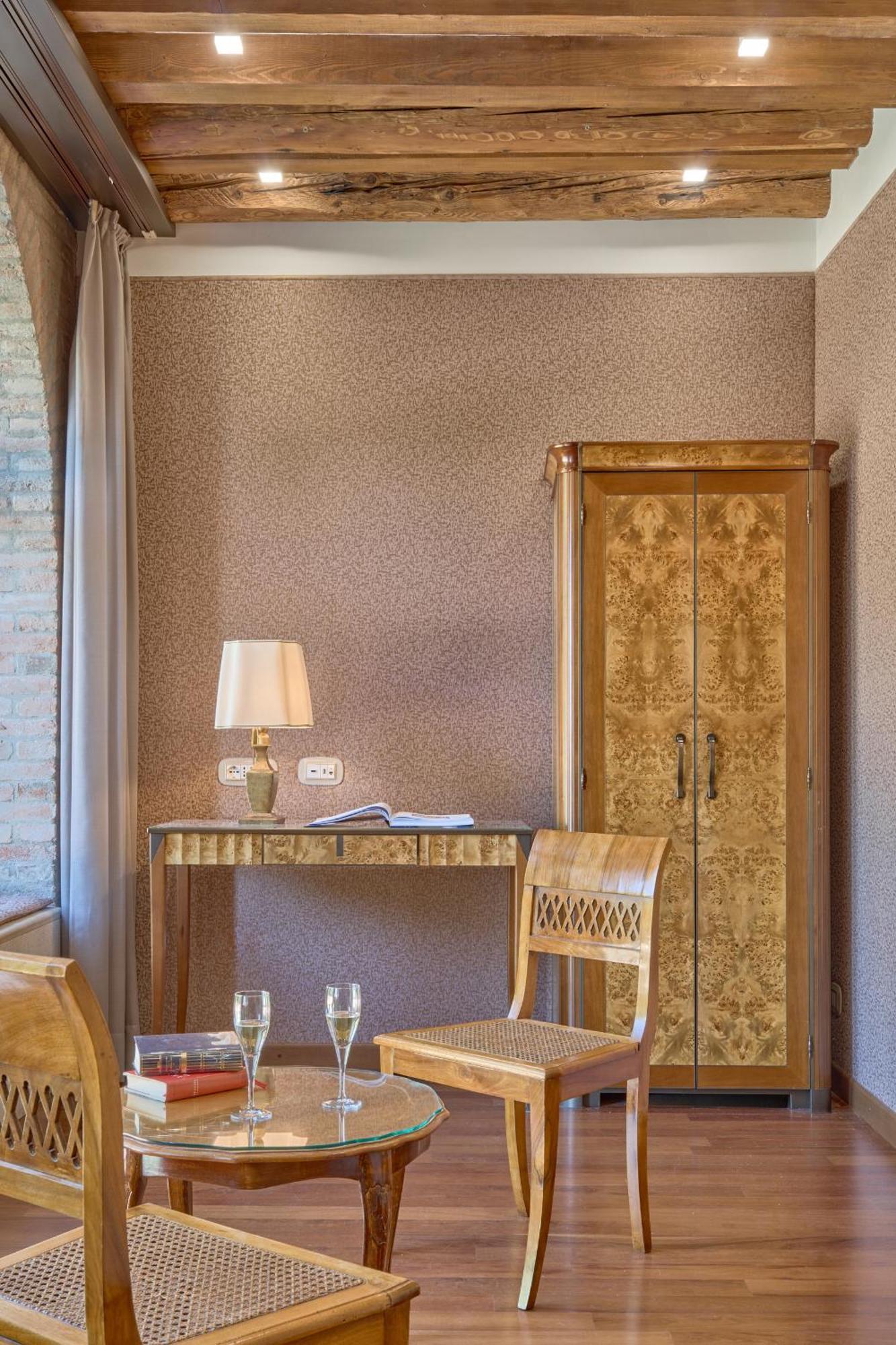 Deluxe Double or Twin Room Canal View
