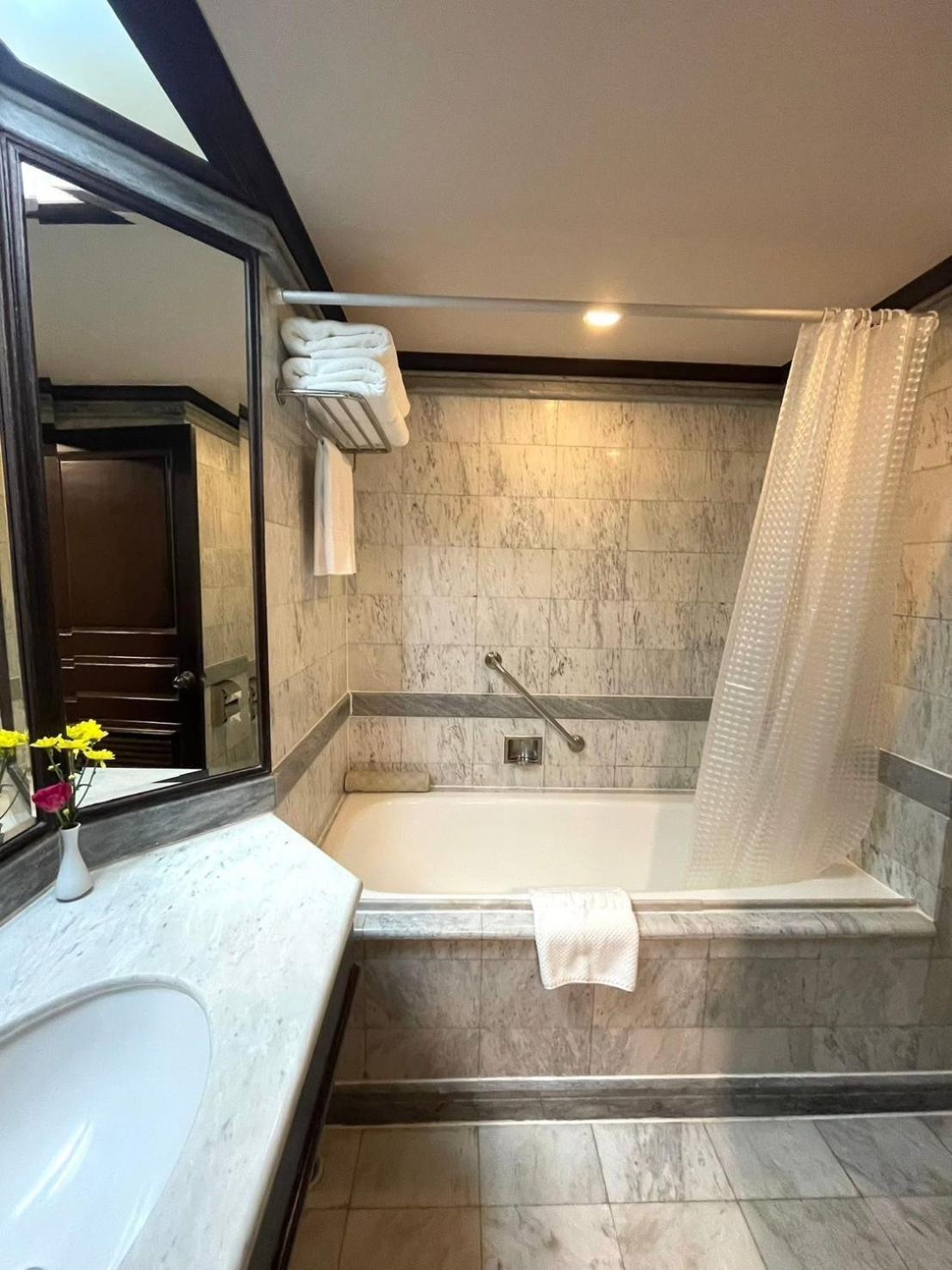 Executive Suite,1742687392:JPEG