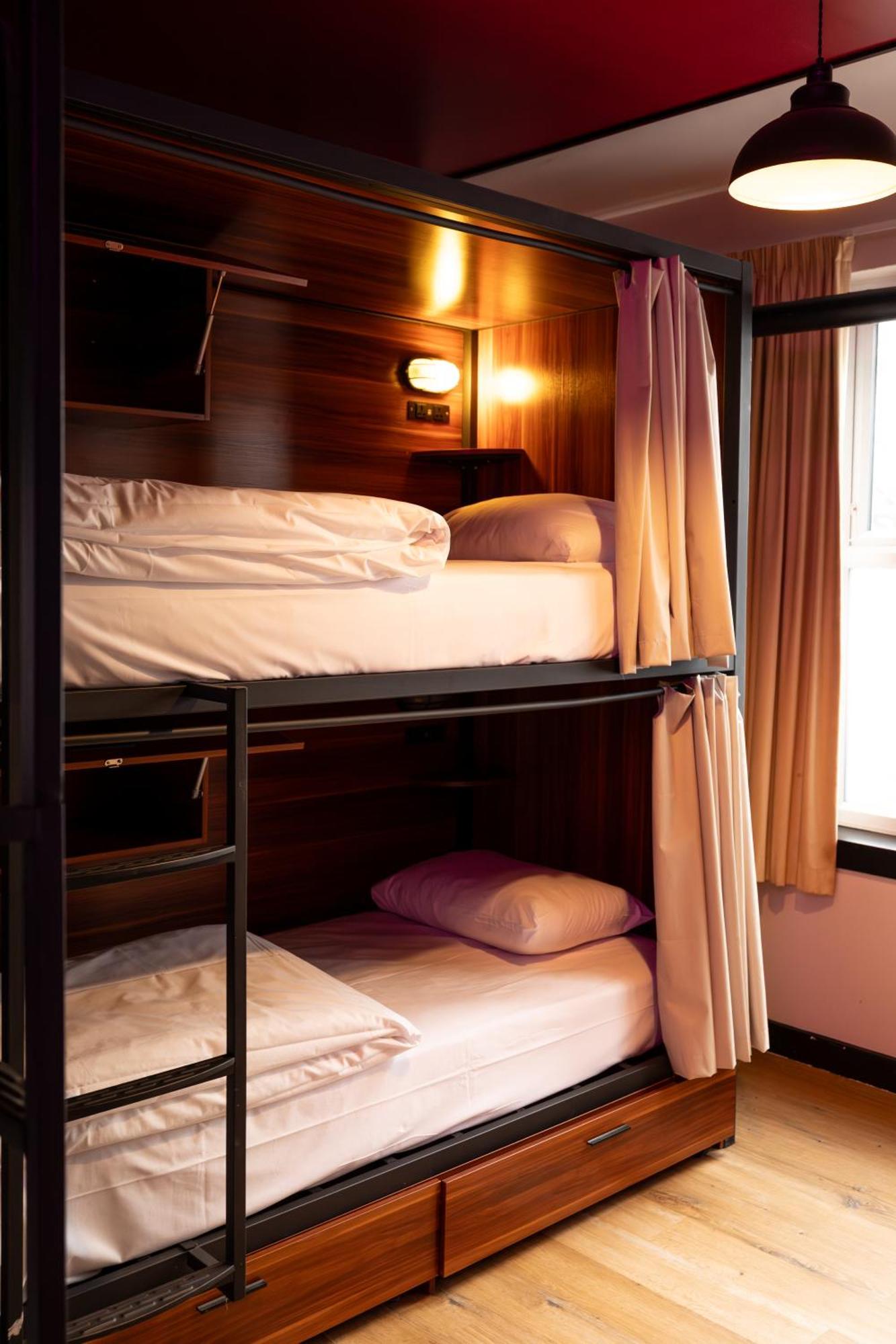 Bed 8-Bed Dormitory Room