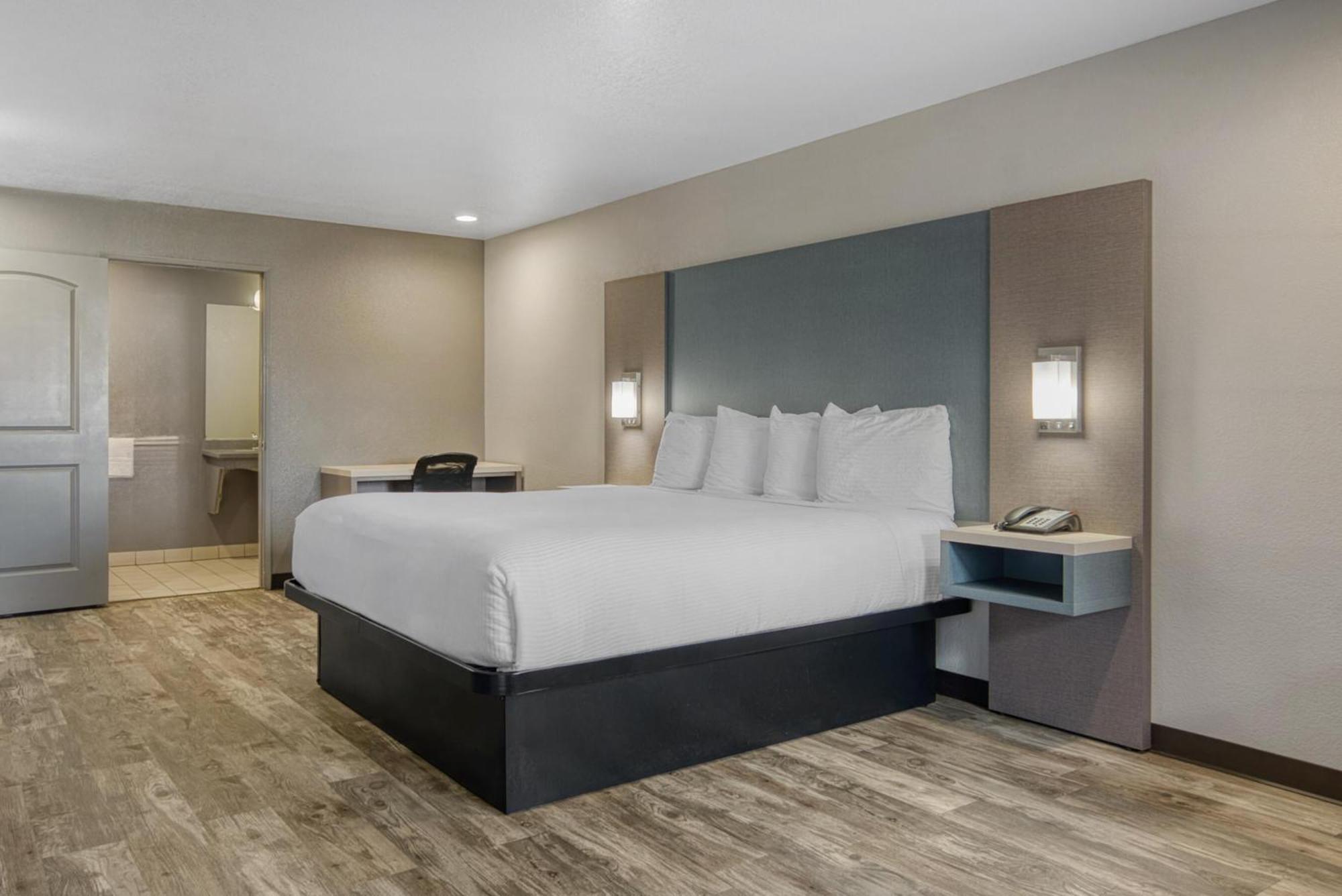 King Room with Bathtub - Disability Access/Non-Smoking