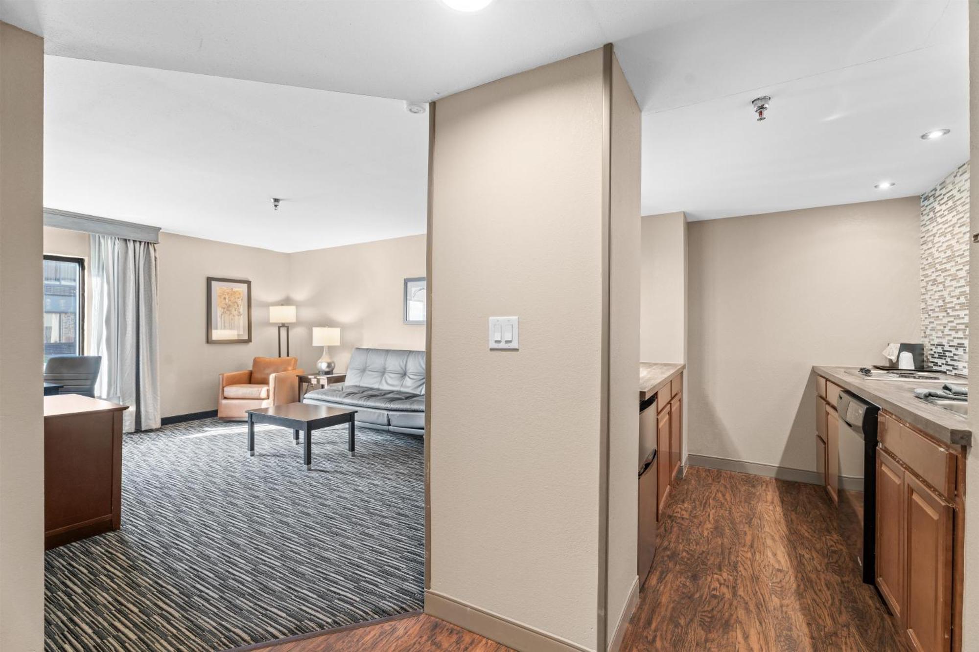 One-Bedroom Queen Suite Two Queen Beds Kitchenette Non-Smoking
