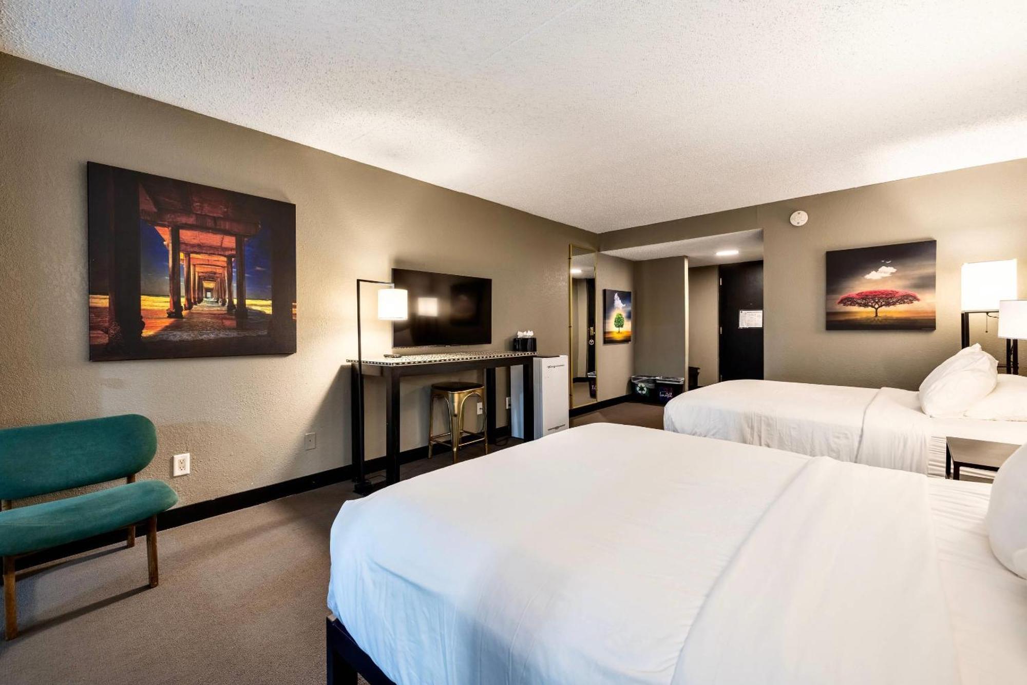 Quadruple Room with Two Queen Beds and Roll-In Shower - Disability Access/Non Smoking