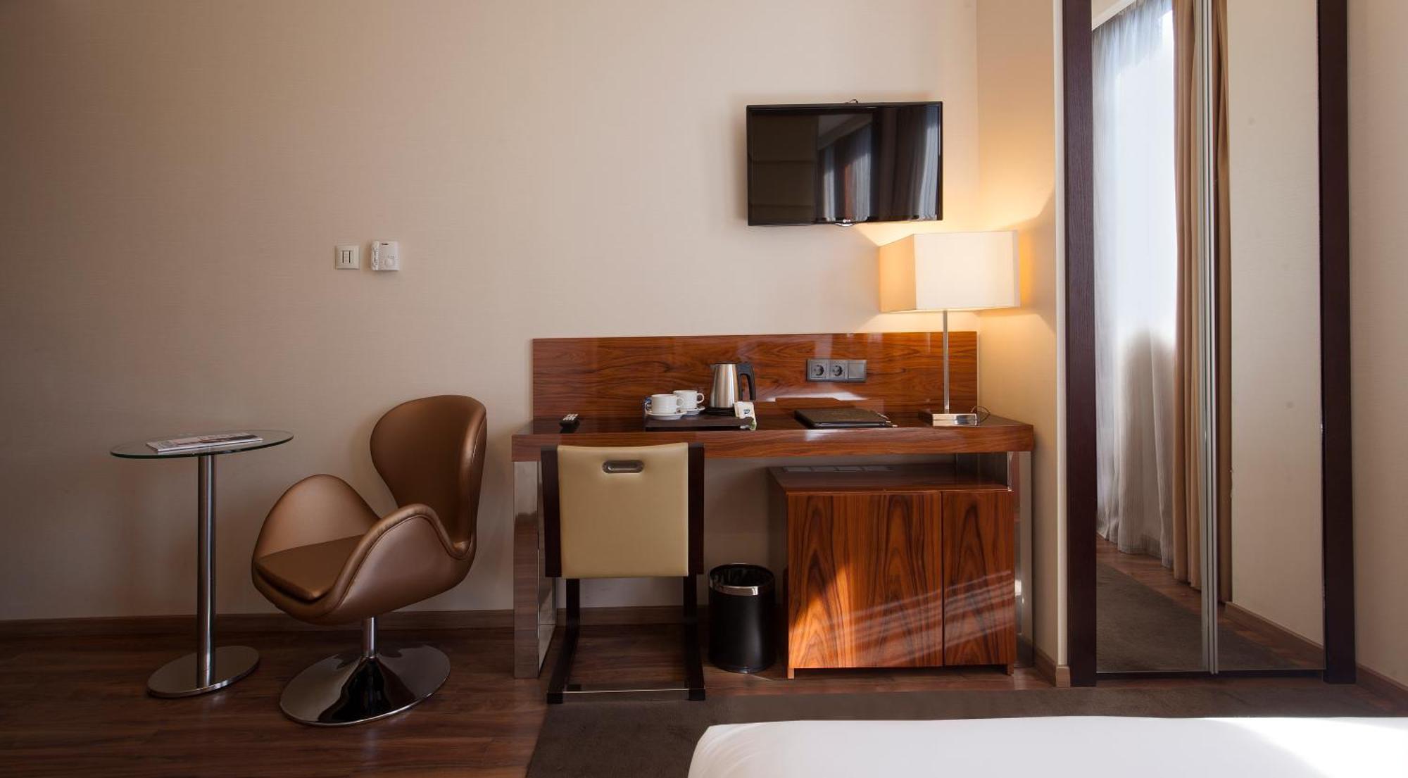 Deluxe Double Room Avenue View