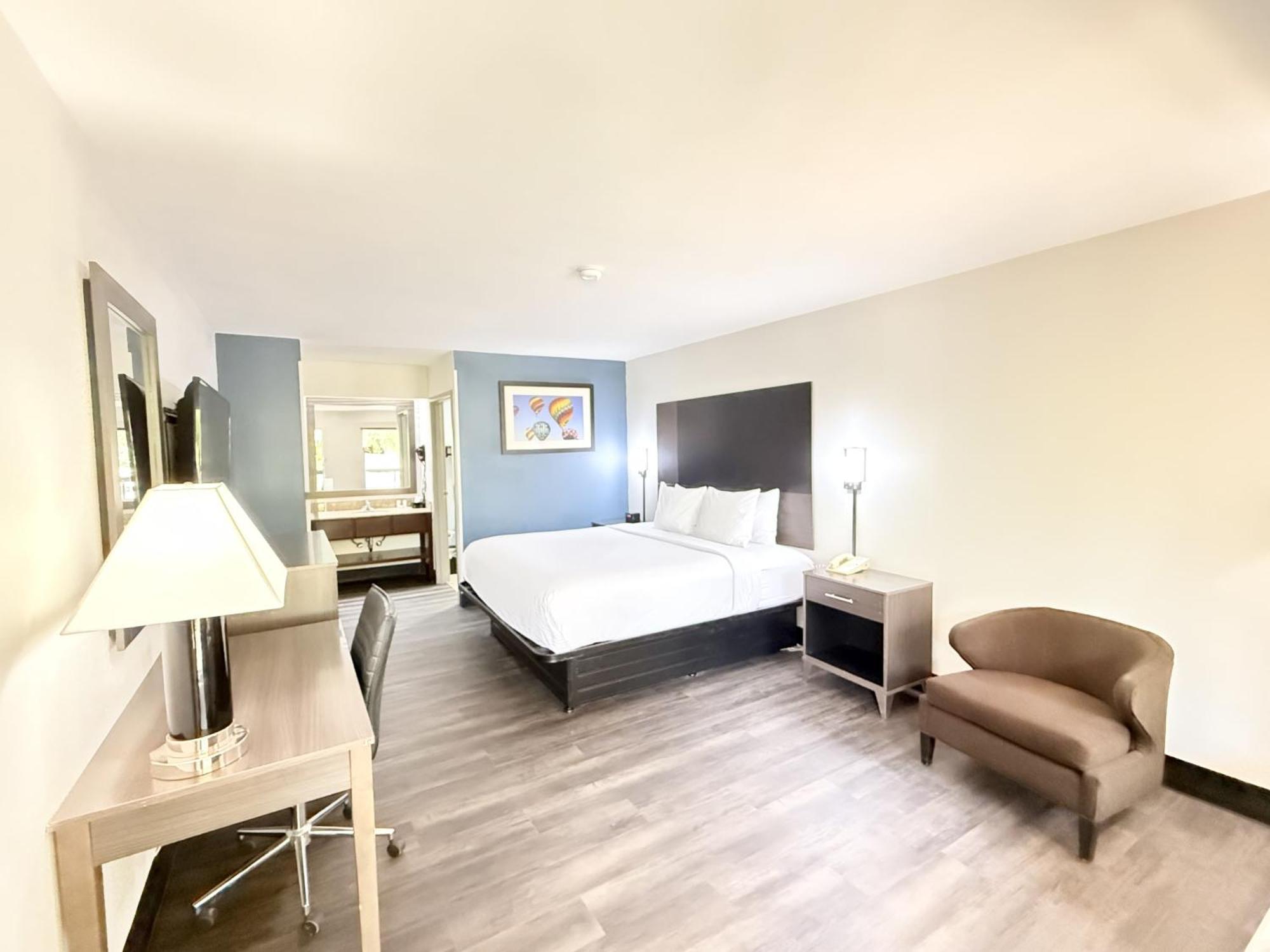 Deluxe King Room with Bath Tub - Mobility/Hearing Accessible - Non-Smoking