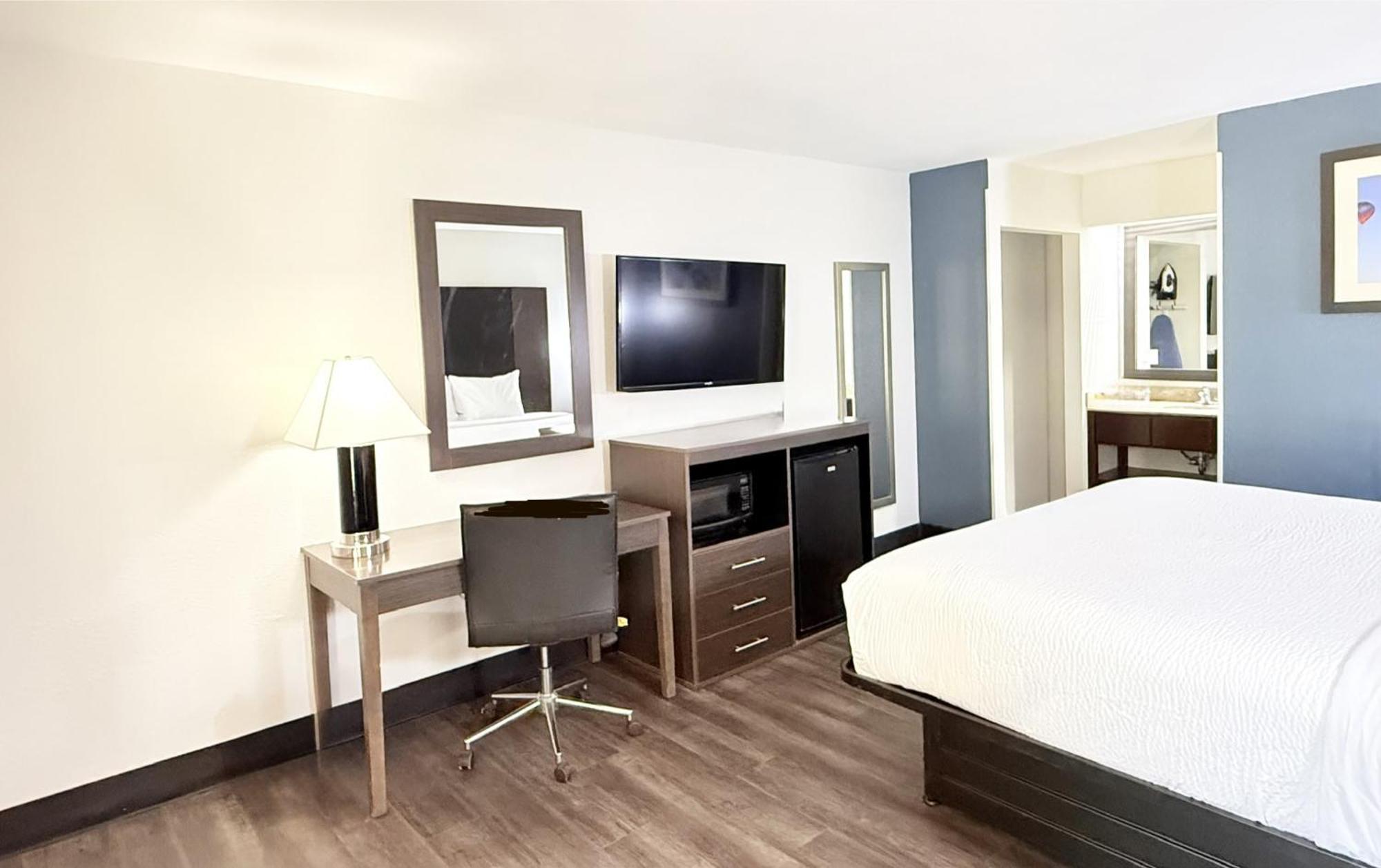 Deluxe King Room Bath Tub Mobility or Hearing Accessible Non-Smoking