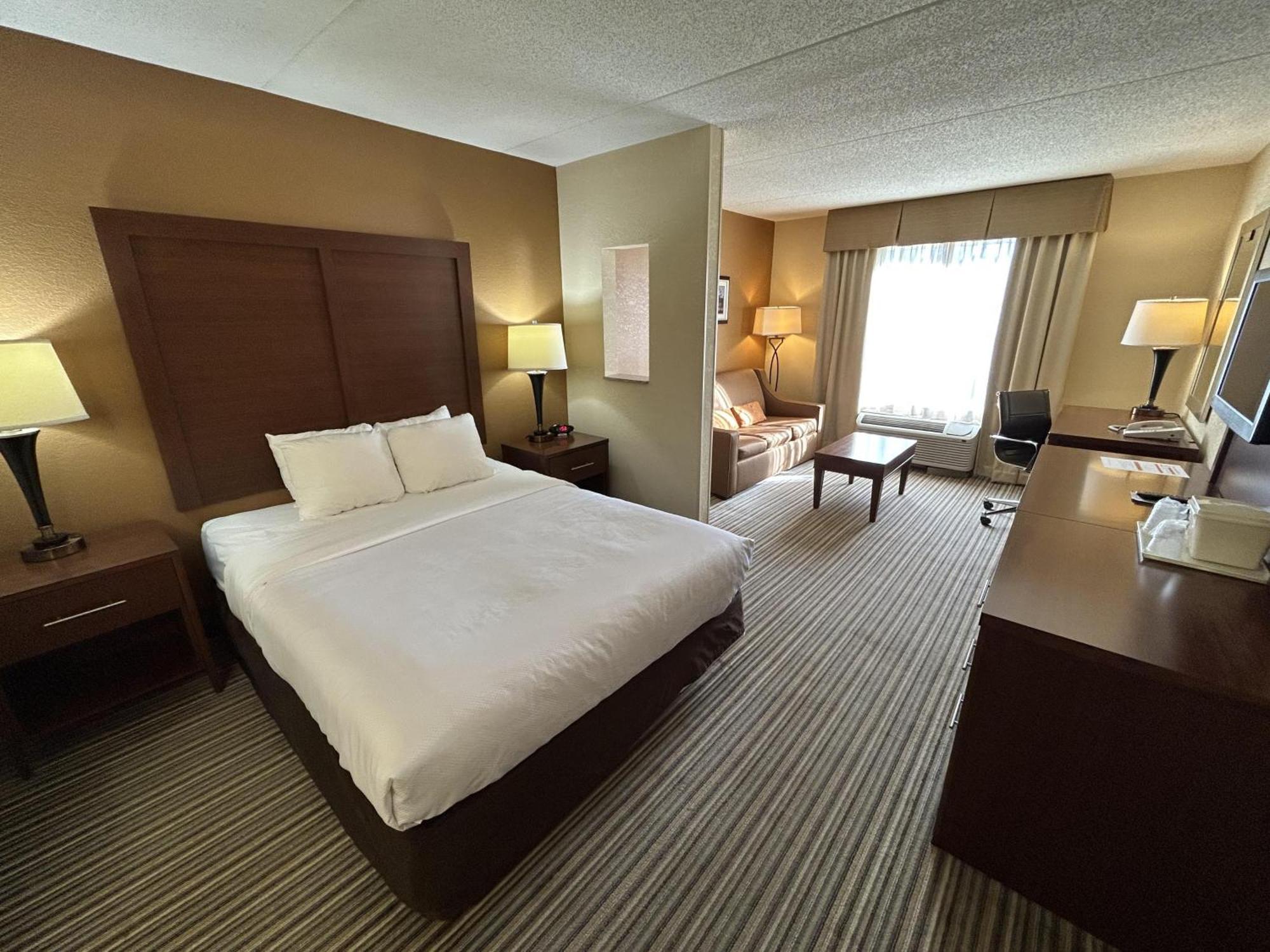 Queen Room with Sofa Bed - Non-Smoking