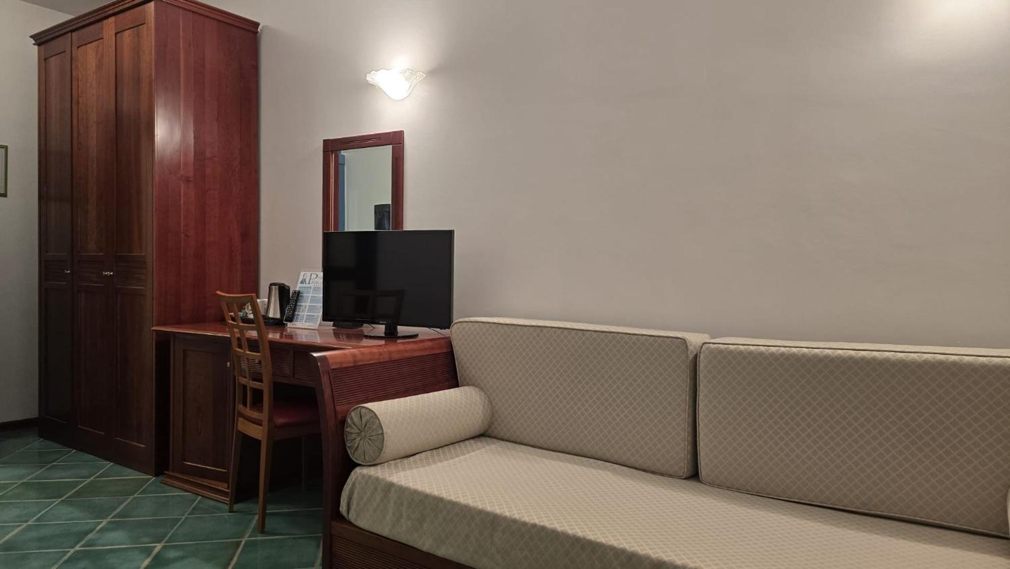 Standard Queen Room