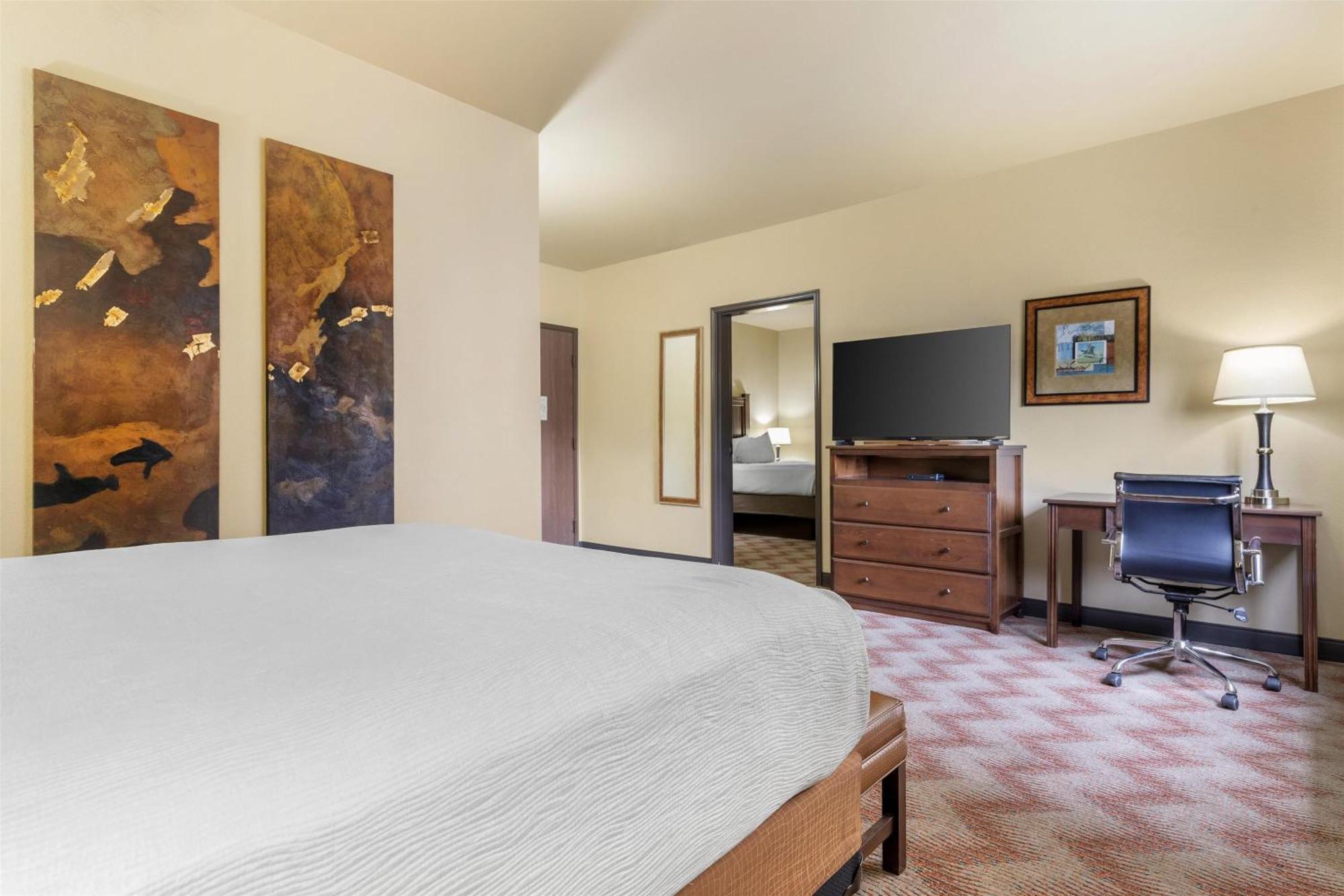The Governor Suite - 2 Queen beds with Sleeper Sofa