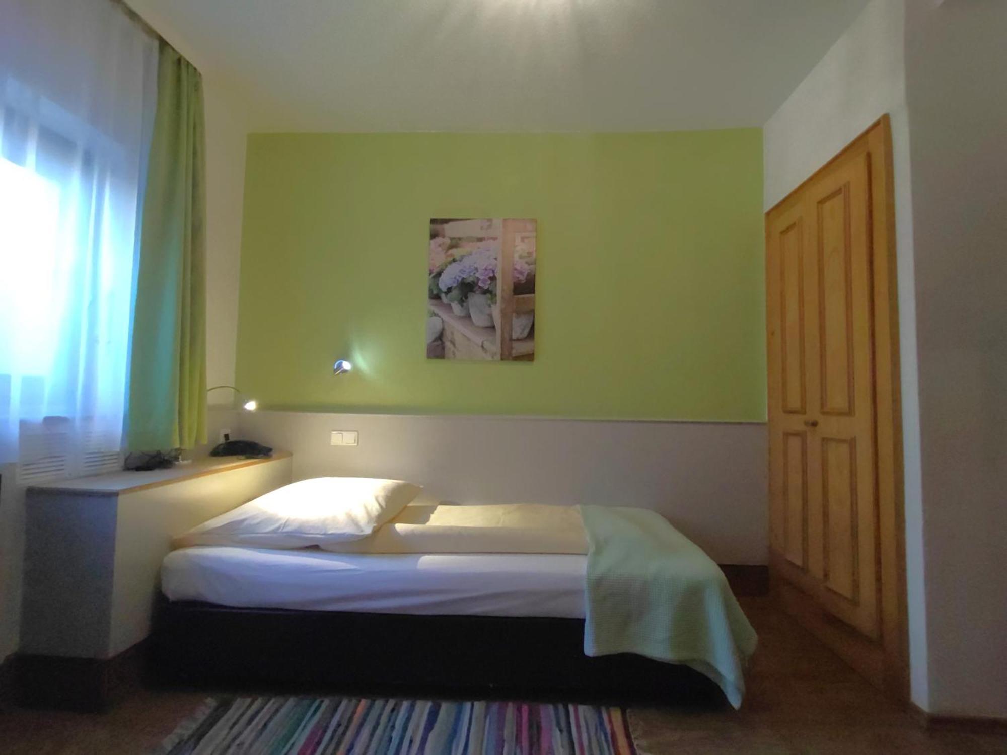 Single Room,1742741141:JPEG
