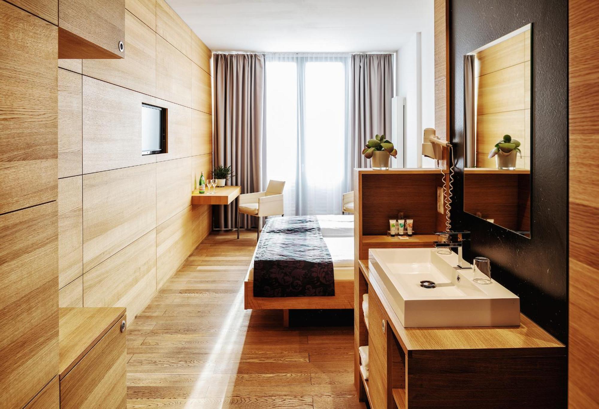 Double Room partial Lake View Annex