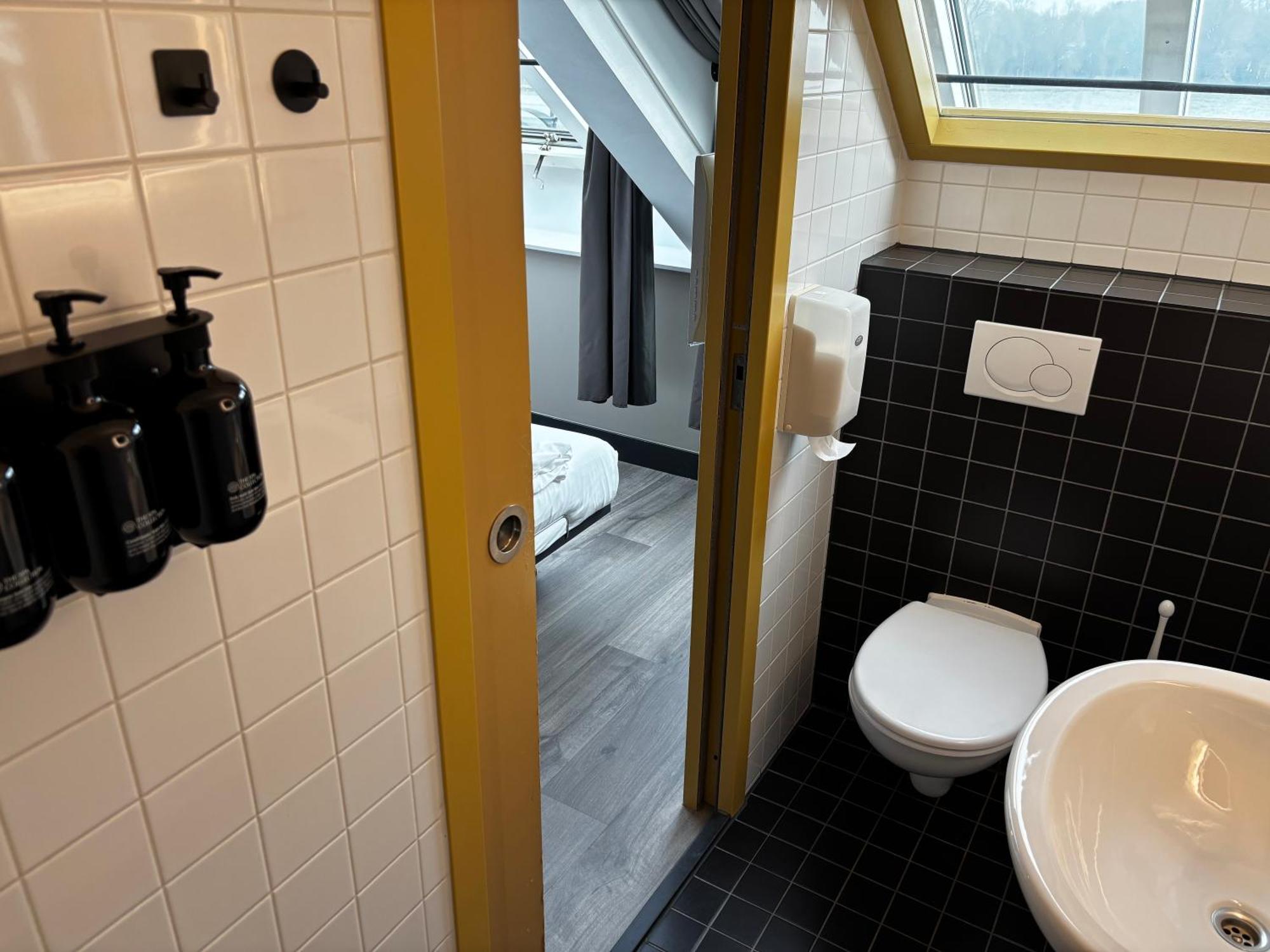 Standard Twin Room,1742752599:JPEG