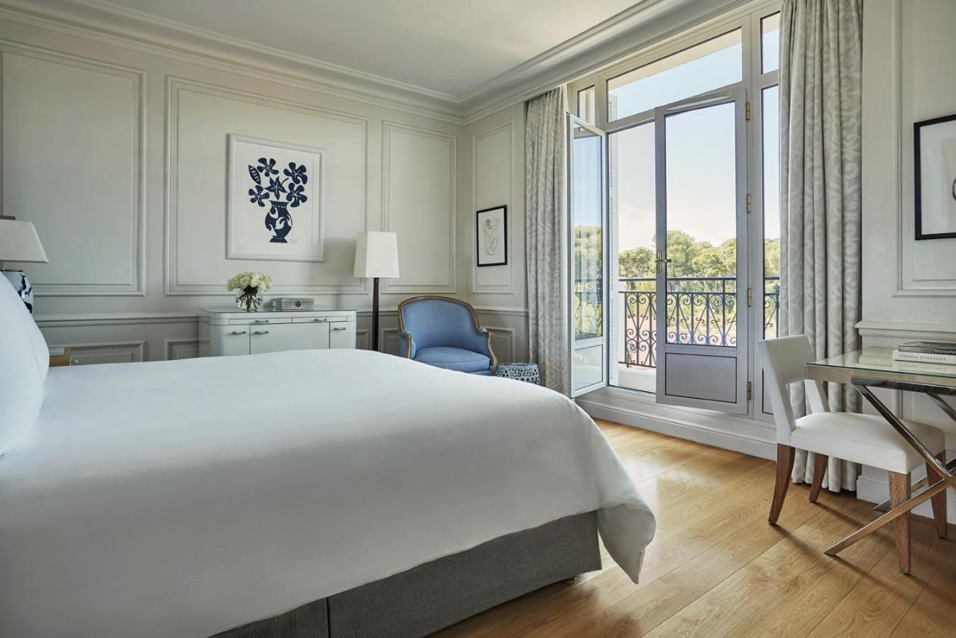 Superior Pinewood Room King bed