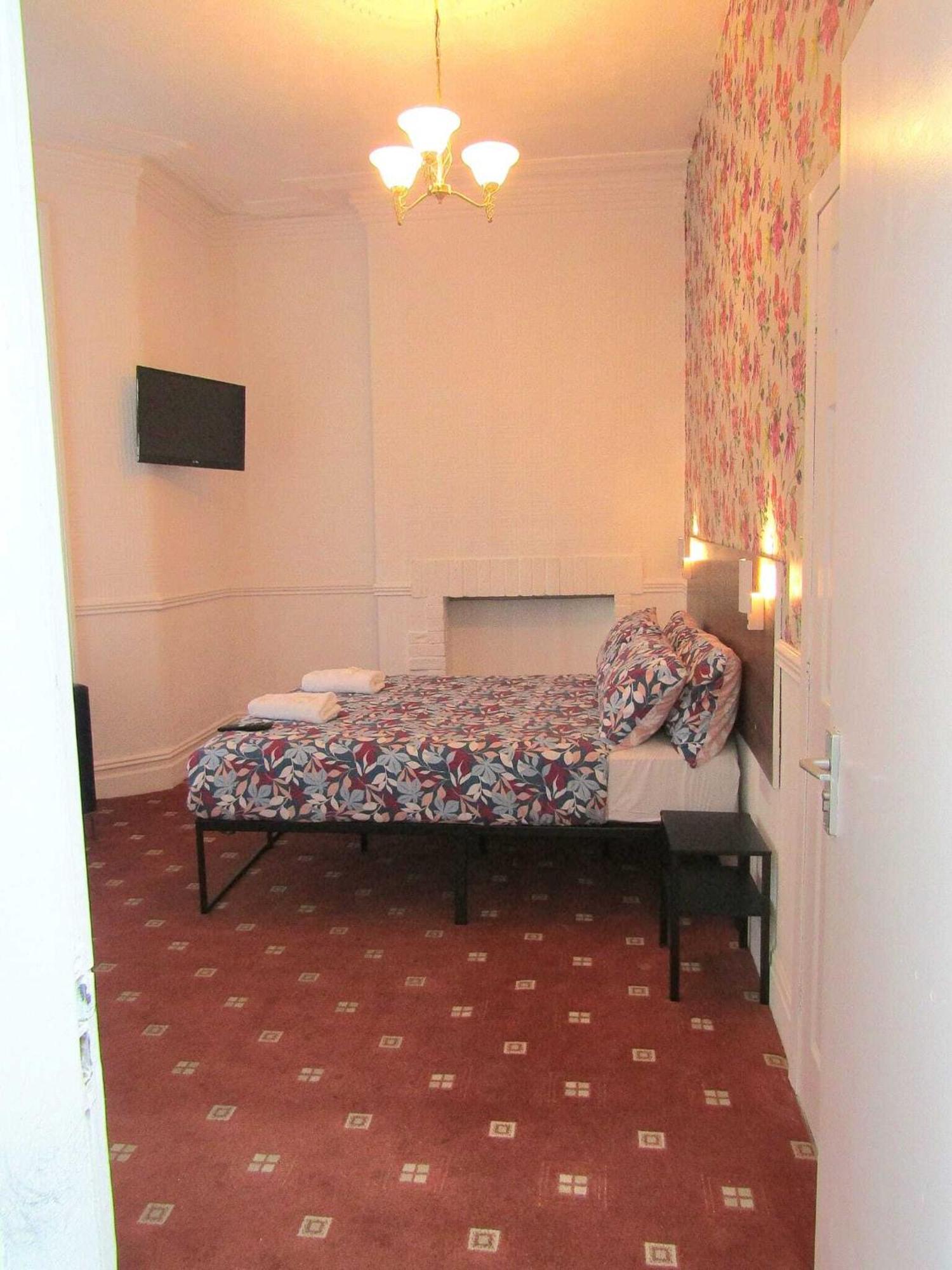 Deluxe Double Room Shower