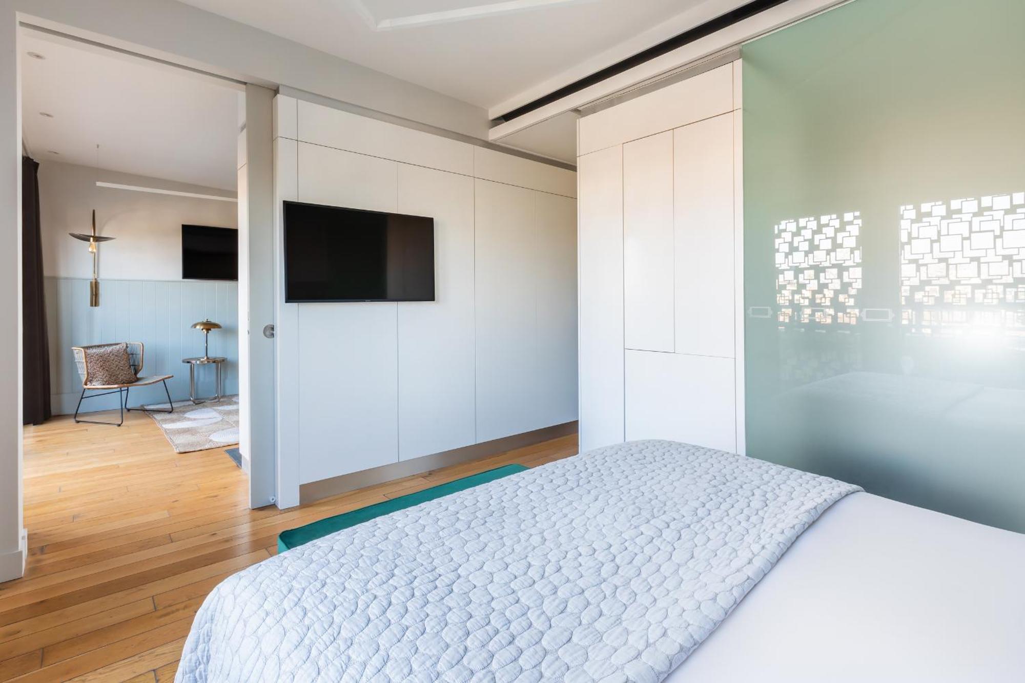 Deluxe One Bedroom Suite
