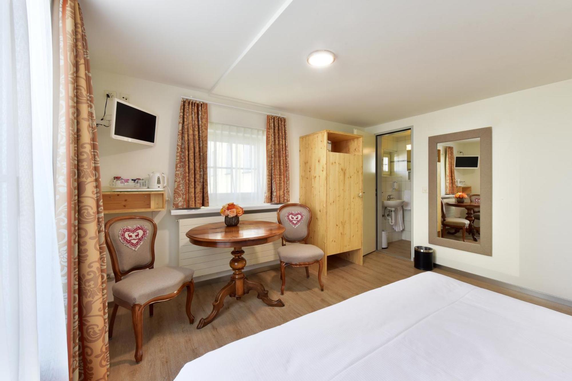 Standard Double Room Queensize Bed