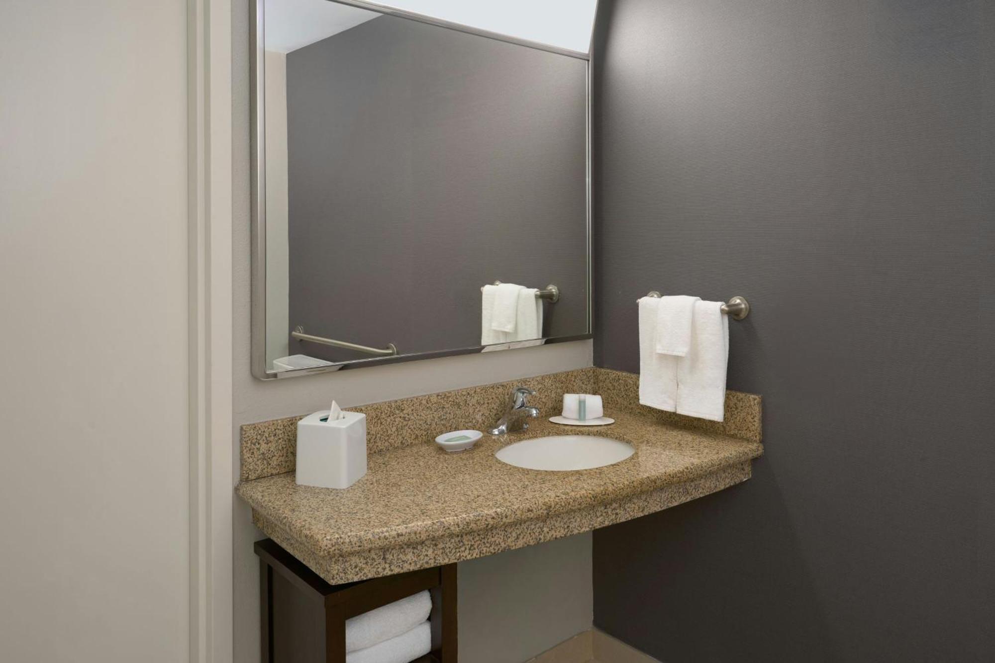 Queen Room Two Queen Beds Bathtub Mobility Access or Hearing Accessible,1742768226:JPEG