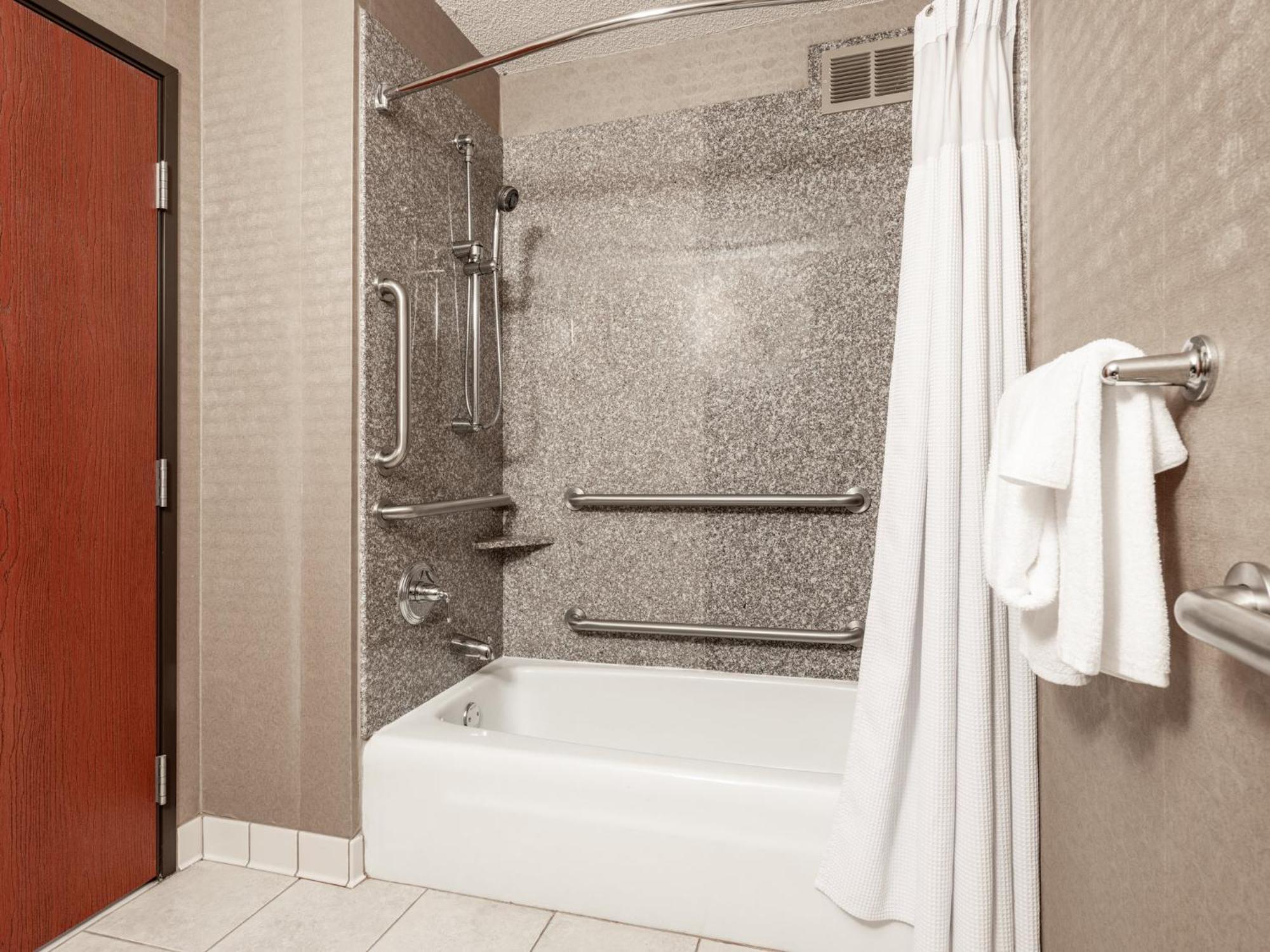 Standard King Room Mobility Accessible Tub,1345806665:JPEG