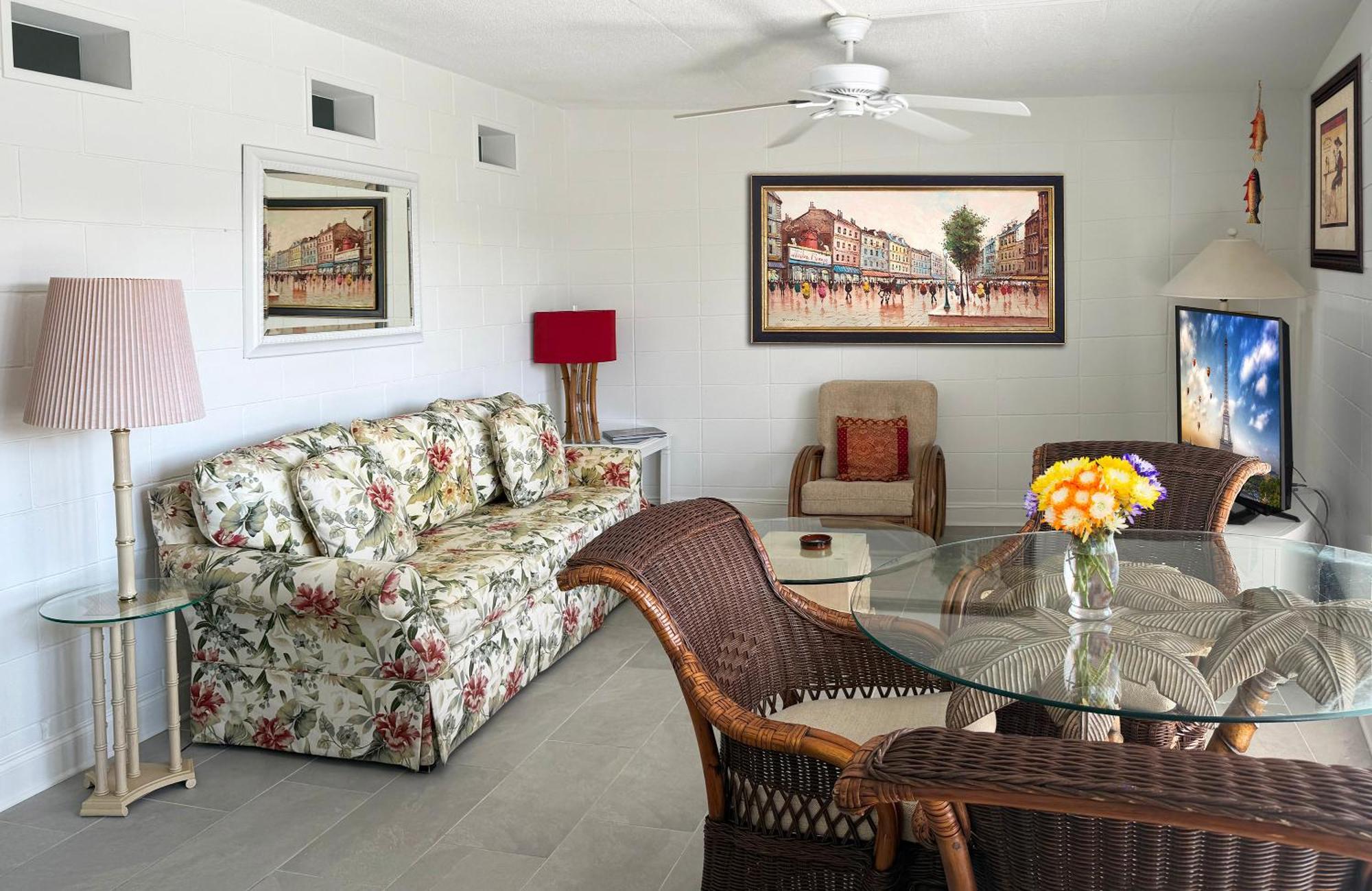 Queen Suite with Pool View