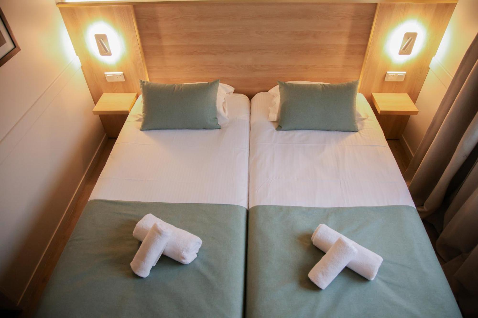 Twin Room,1742785067:JPEG
