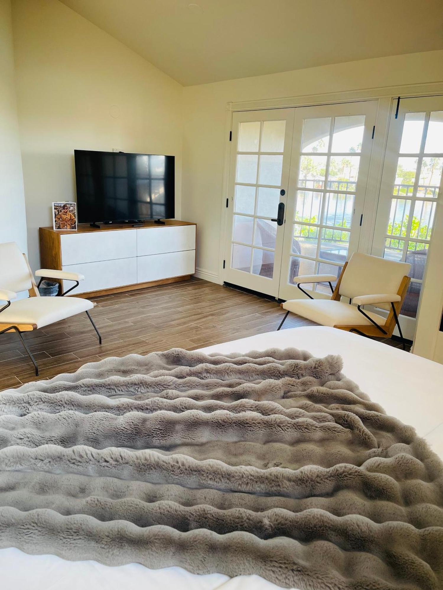 Superior Lake View Room