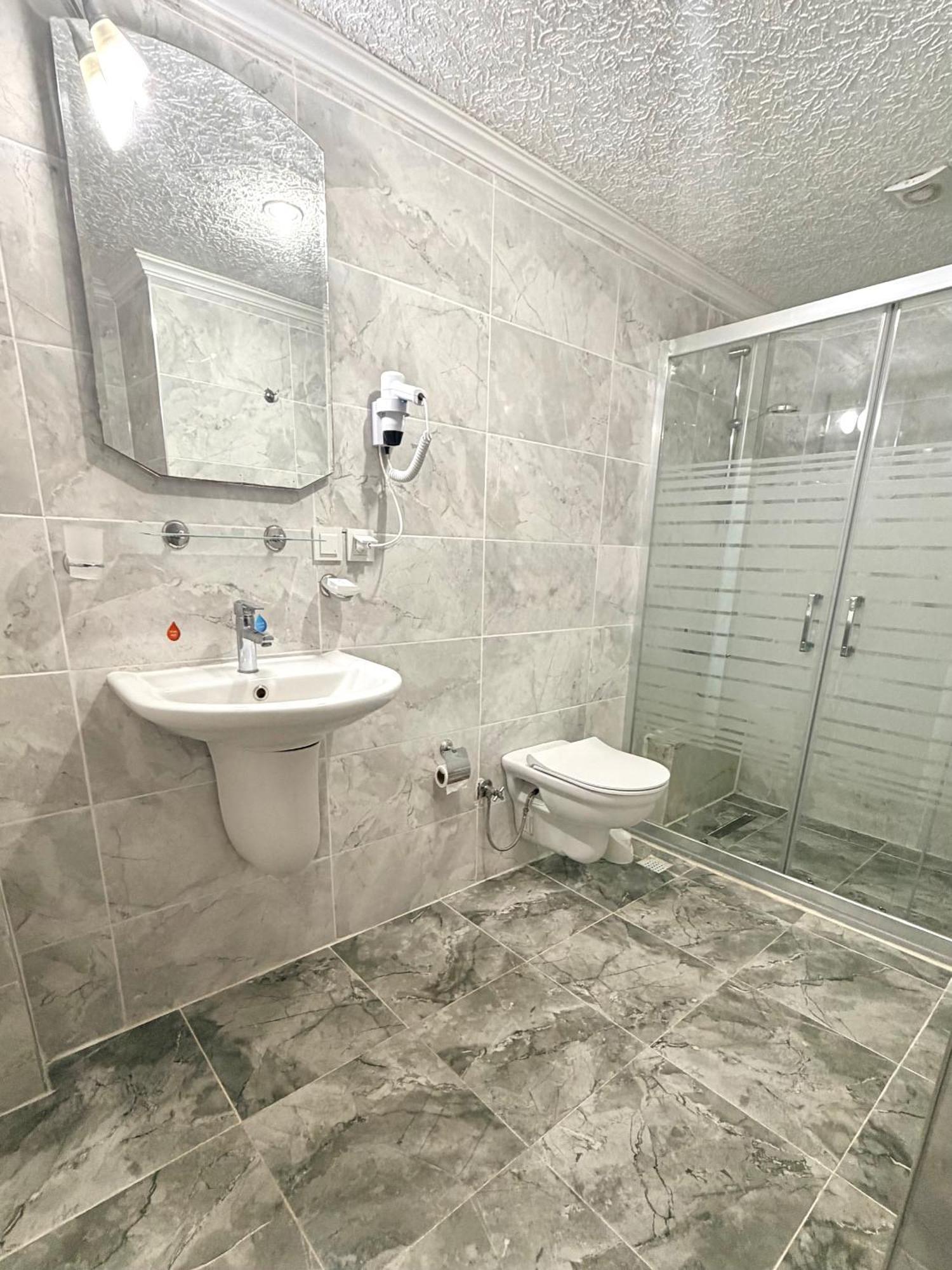 Twin Garden Room