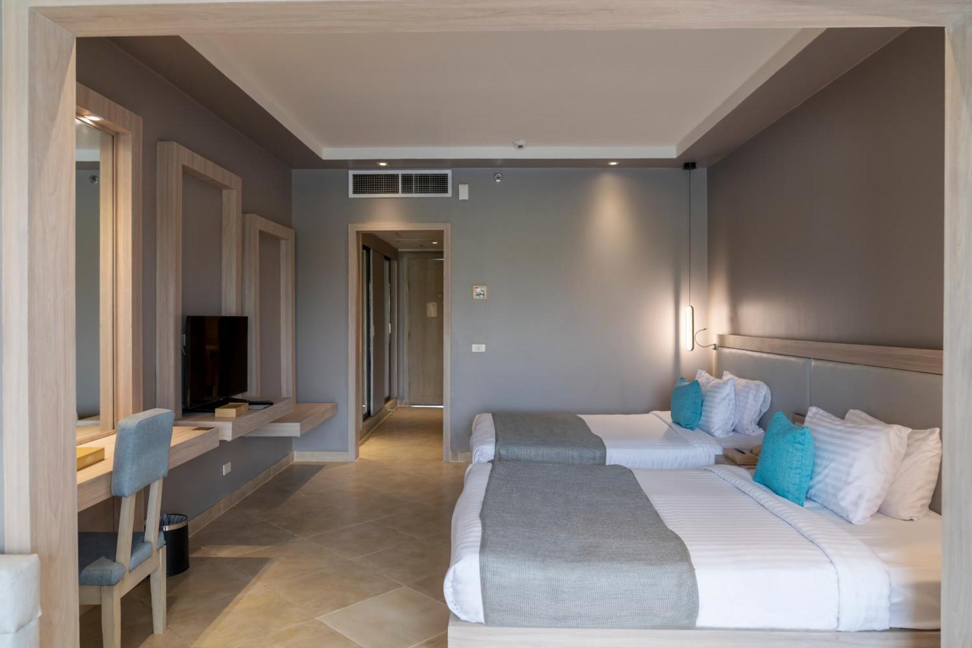 Deluxe Swim-Up Room