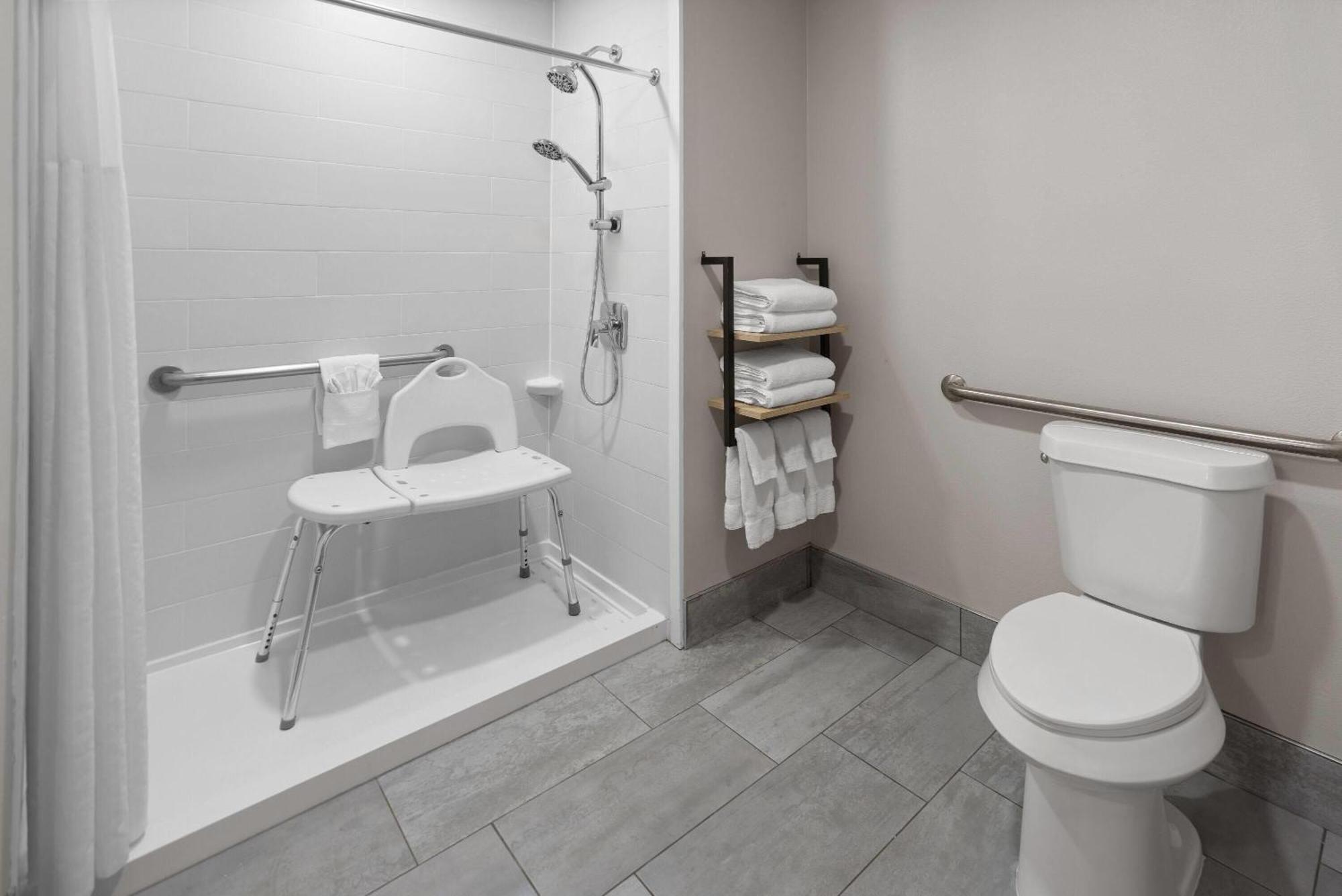 King Room Roll Shower Mobility or Hearing Accessible Non-Smoking,1742814232:JPEG