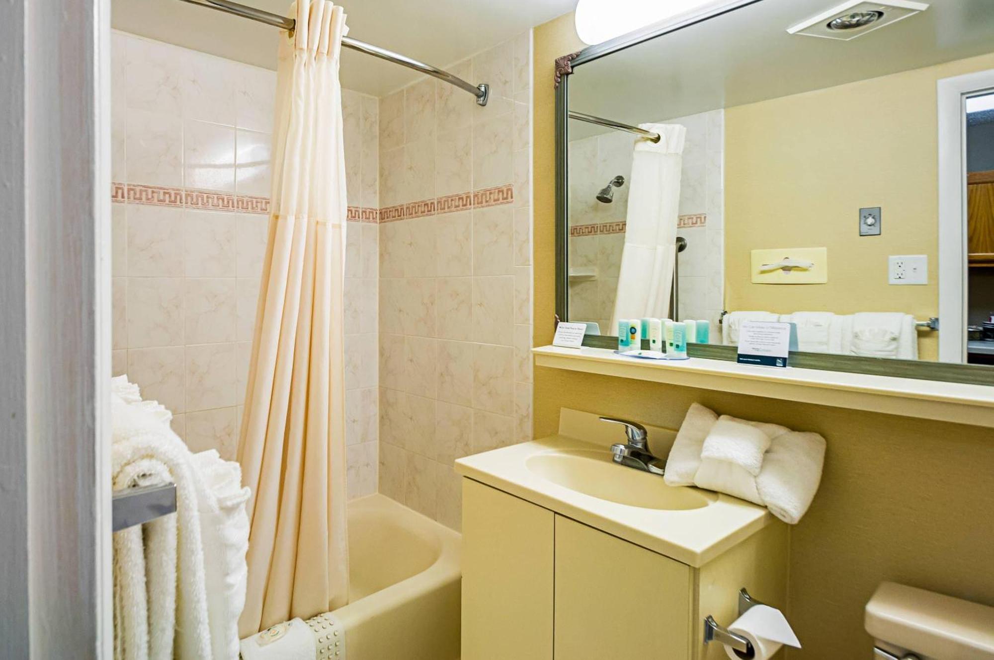 Atrium 1st floor King kitchenette & Sleep-Sofa
