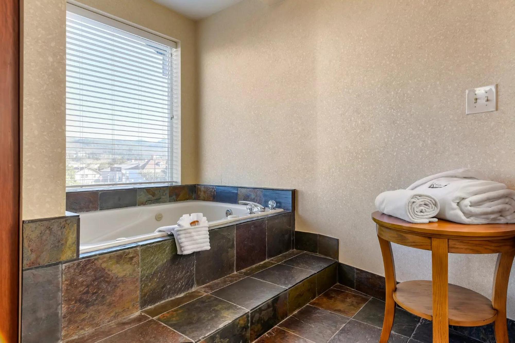 King Suite Spa Bath Non-Smoking or No Pets