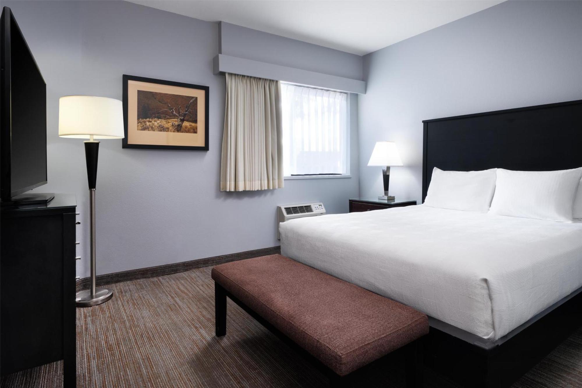Deluxe Queen Suite with River View - Sitting Area - No Pets