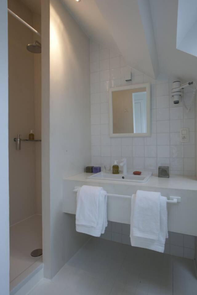 Twin Room Shower