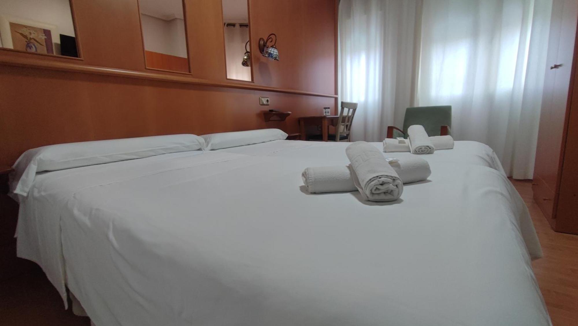 Twin Room,1742858810:JPEG