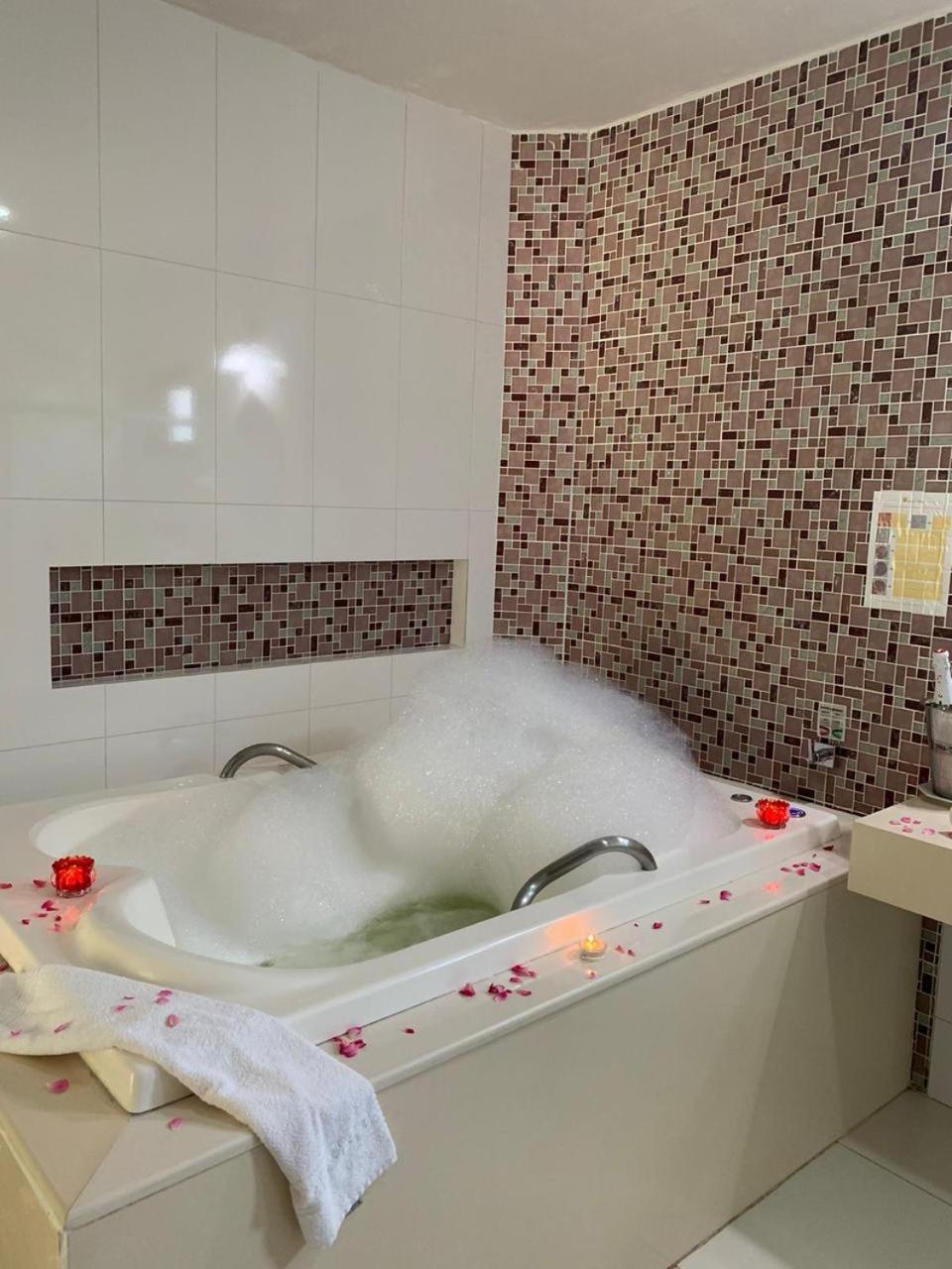 Deluxe Double Room Bath,1742867845:JPEG