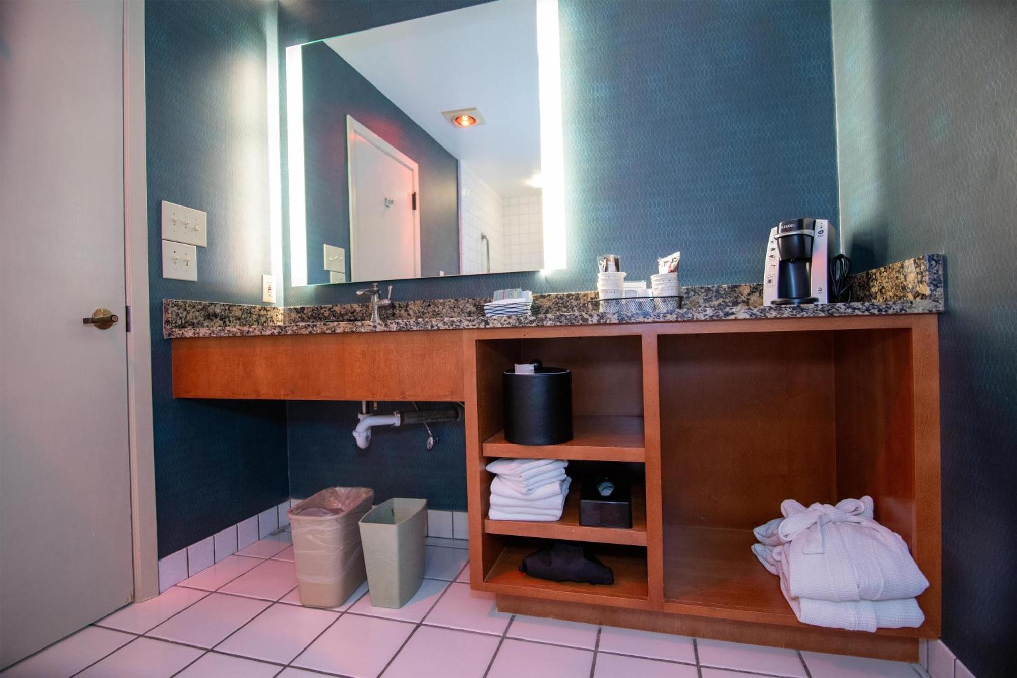 Deluxe King Room Jetted Tub,1742875629:JPEG