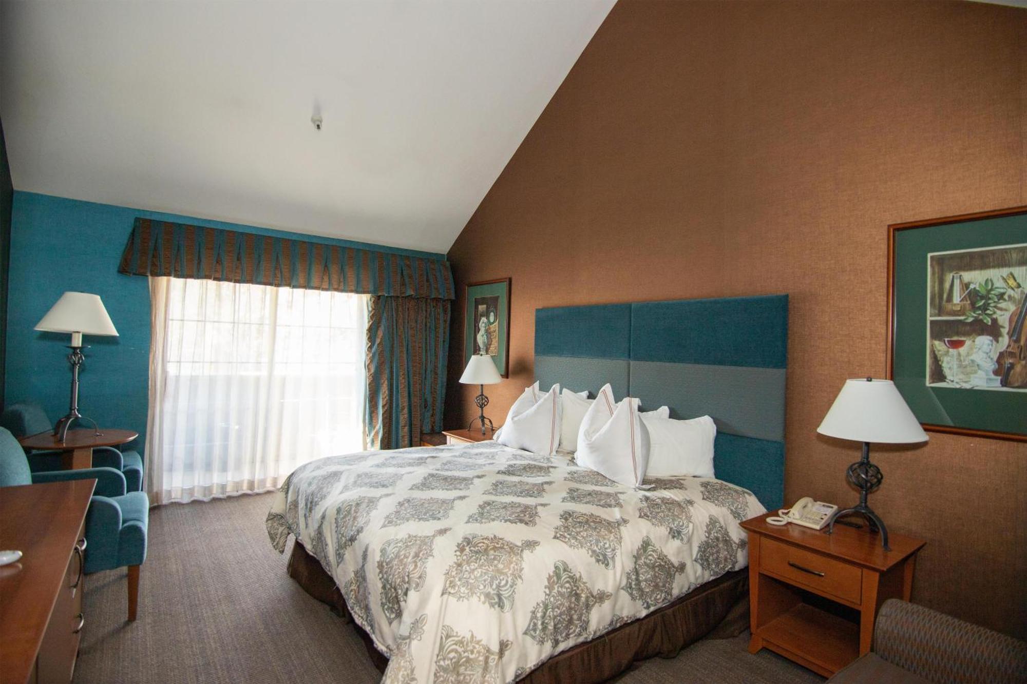 Deluxe King Room Jetted Tub