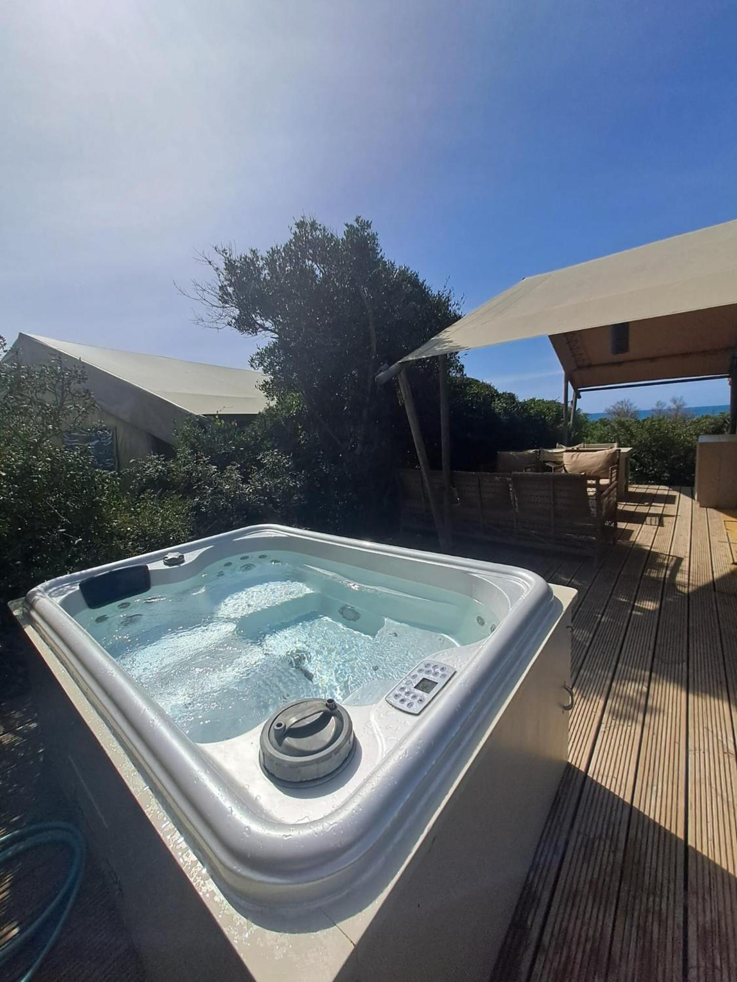 Small Dune Tent Jacuzzi