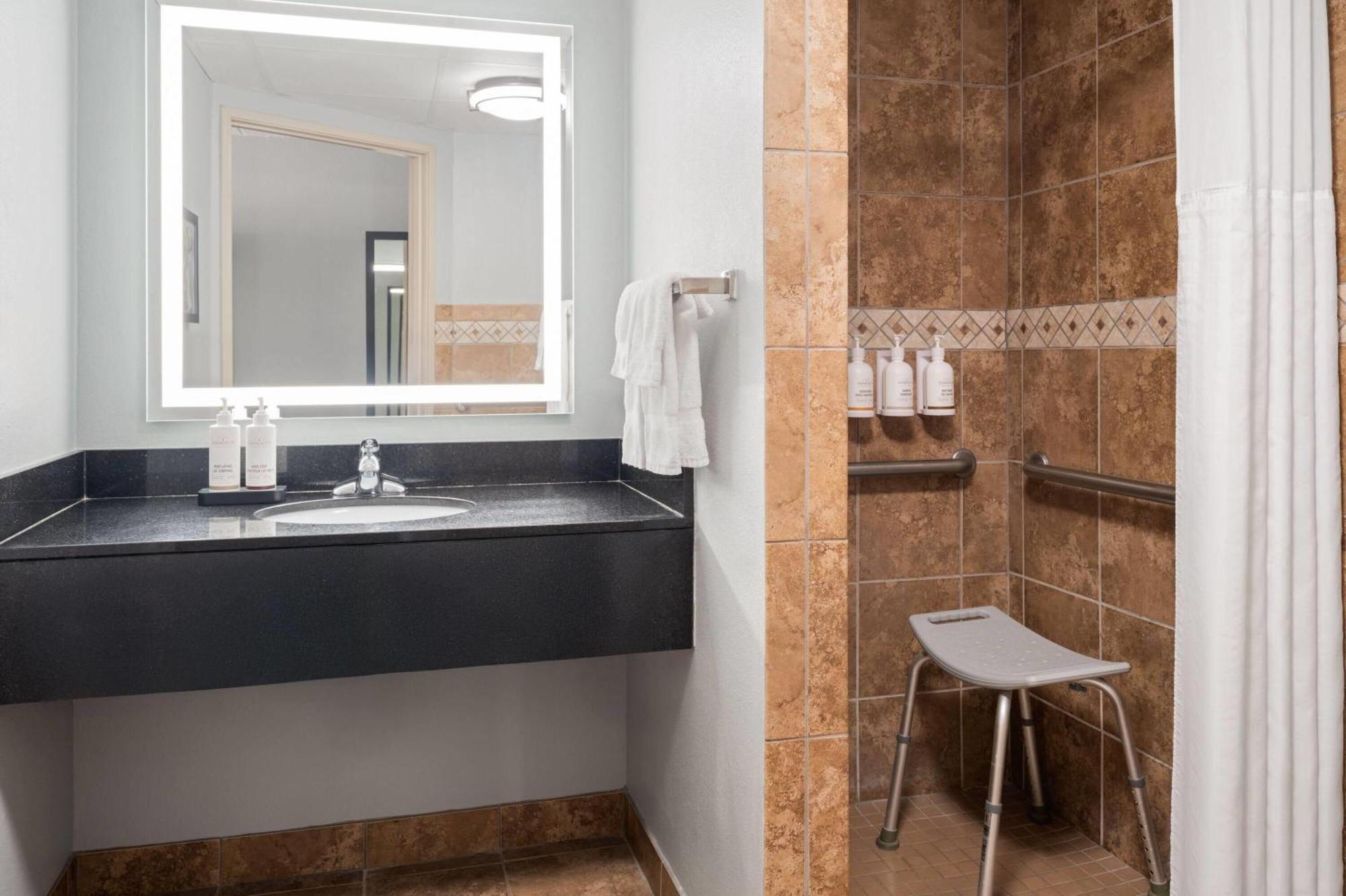 King Room Bath Tub Mobility Accessible or Non-Smoking,1742892656:JPEG