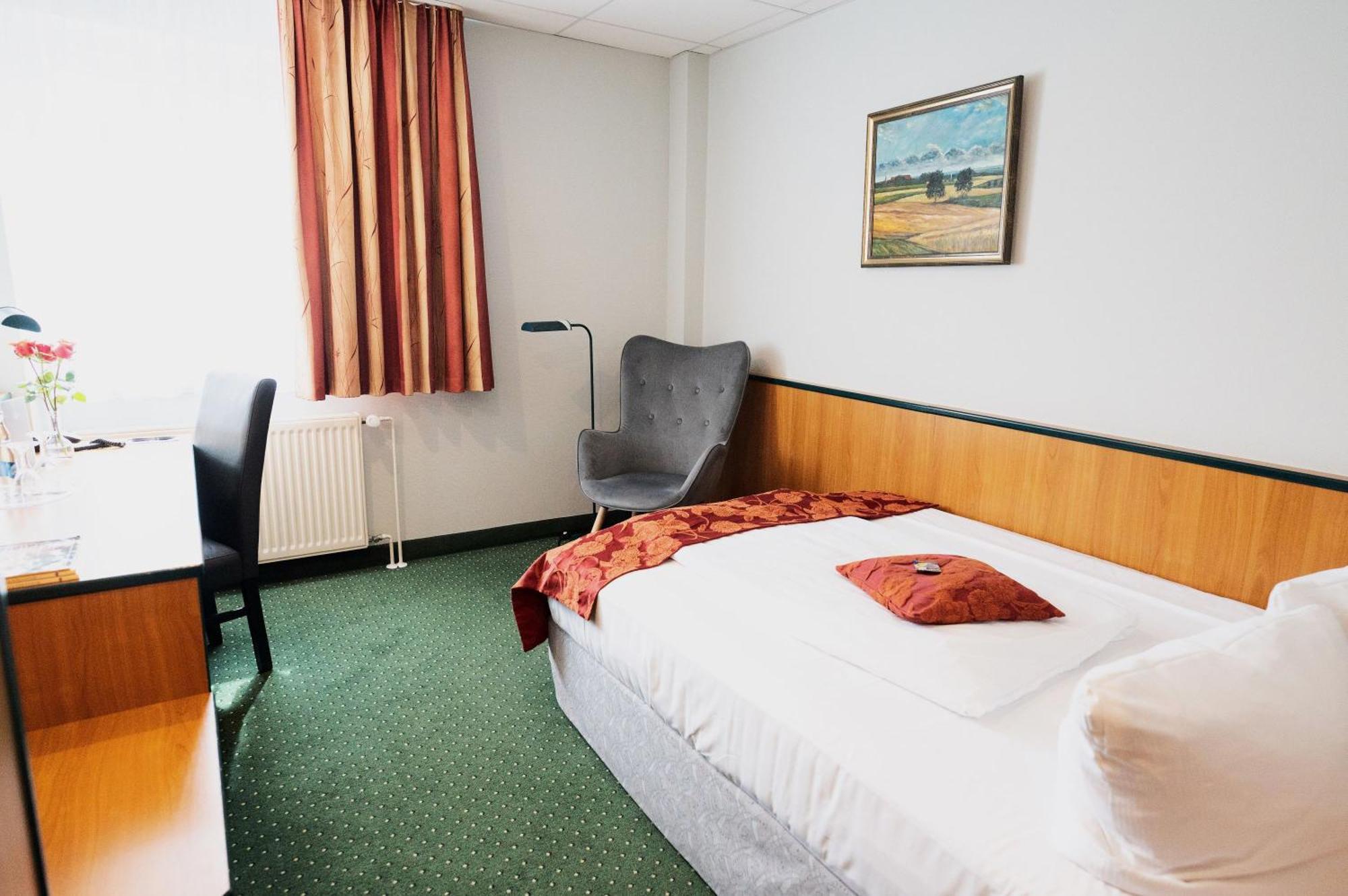Classic Single Room Queensize Bed,1742895543:JPEG